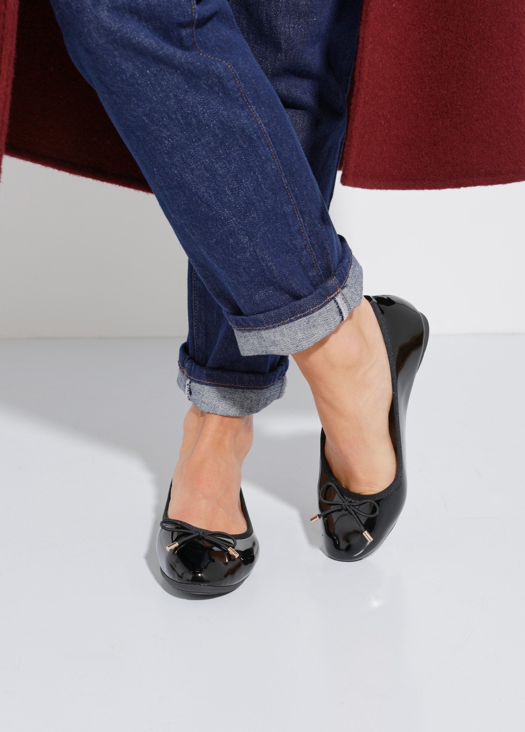 Patent_leather_flat_ballerinas_with_small_bow_Black_varnish_SF1_slim