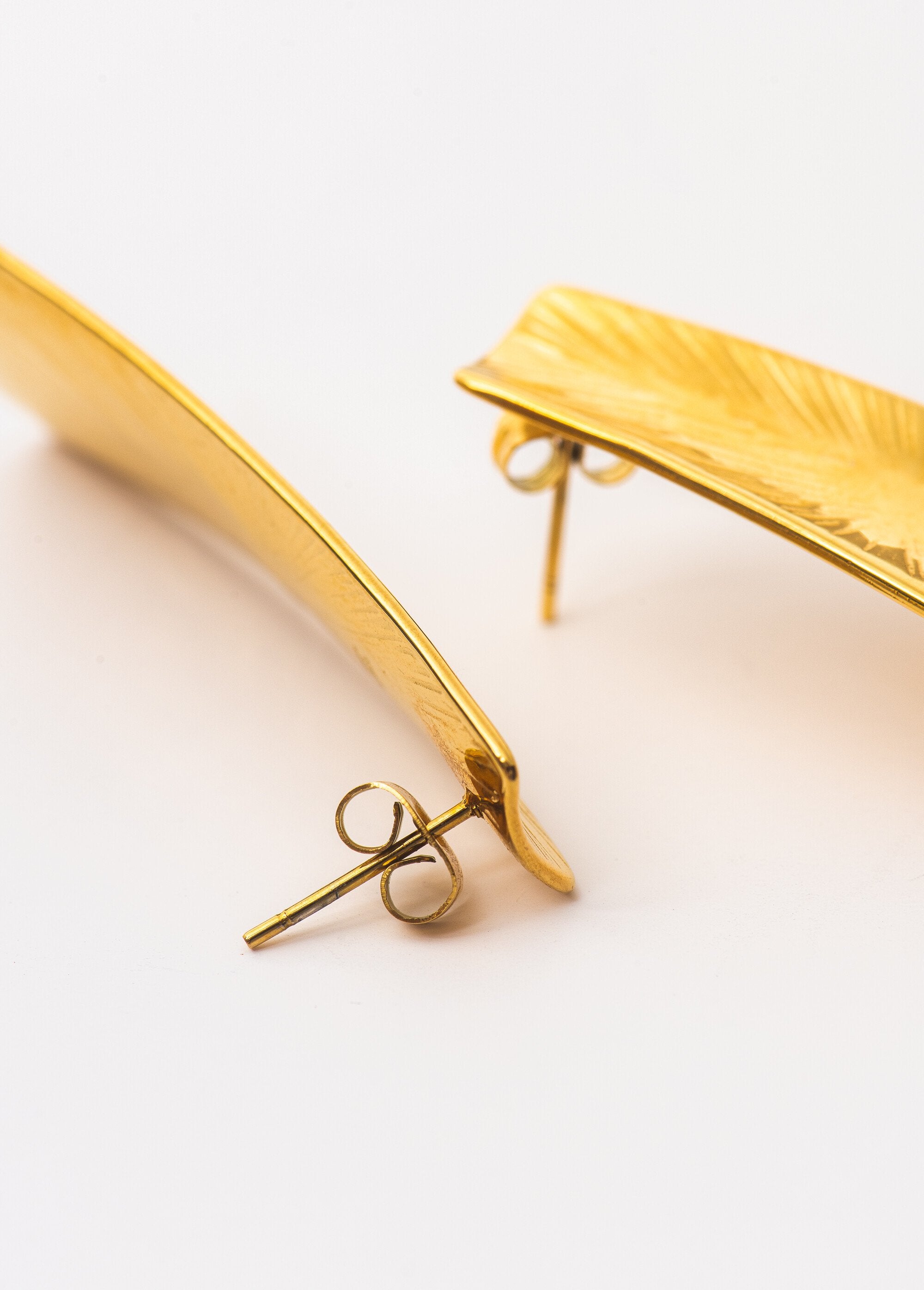 Ribbed_steel_earrings_Golden_DE2_slim