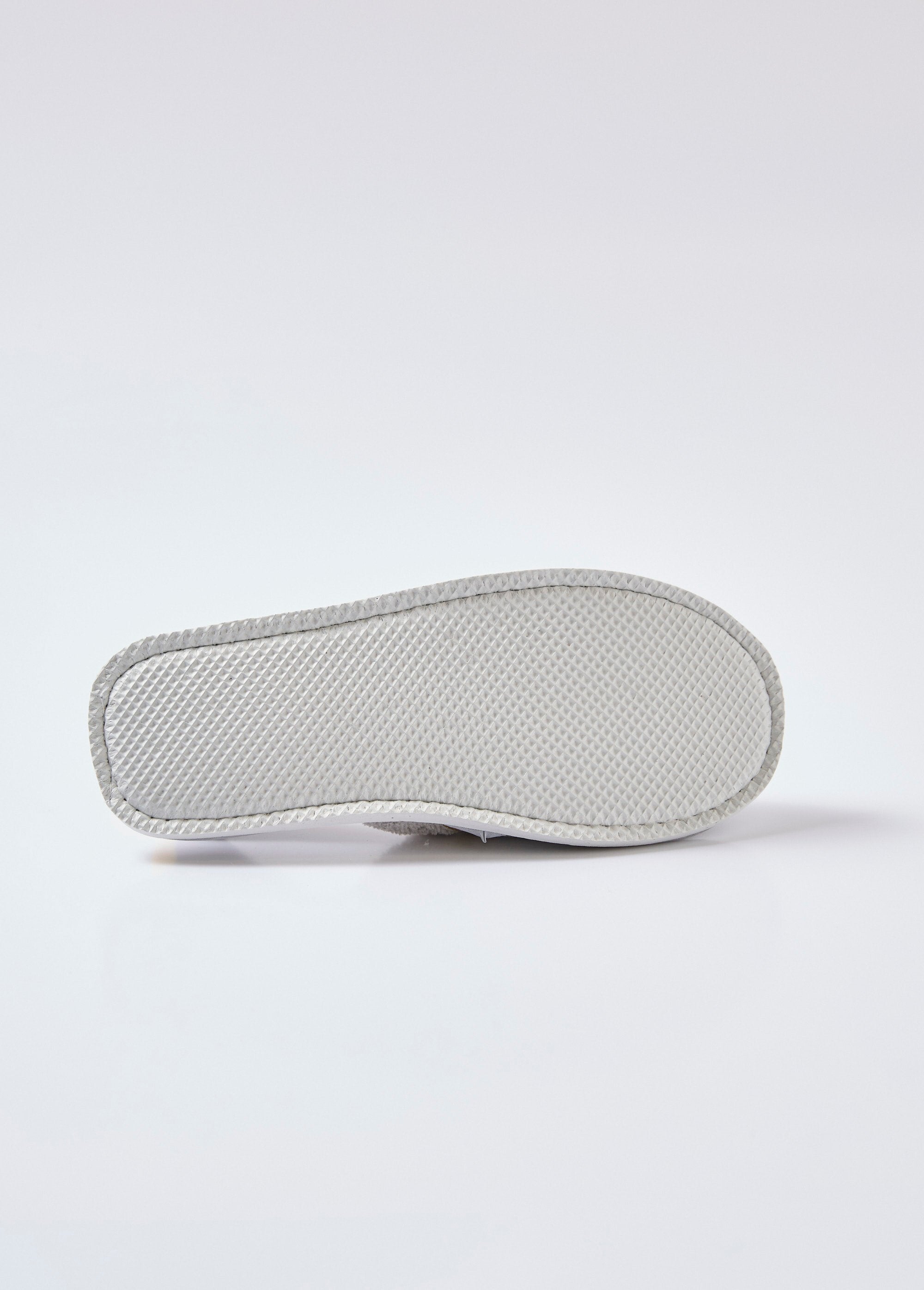 Mule-style_slippers,_contrasting_lines_Gray_UN1_slim
