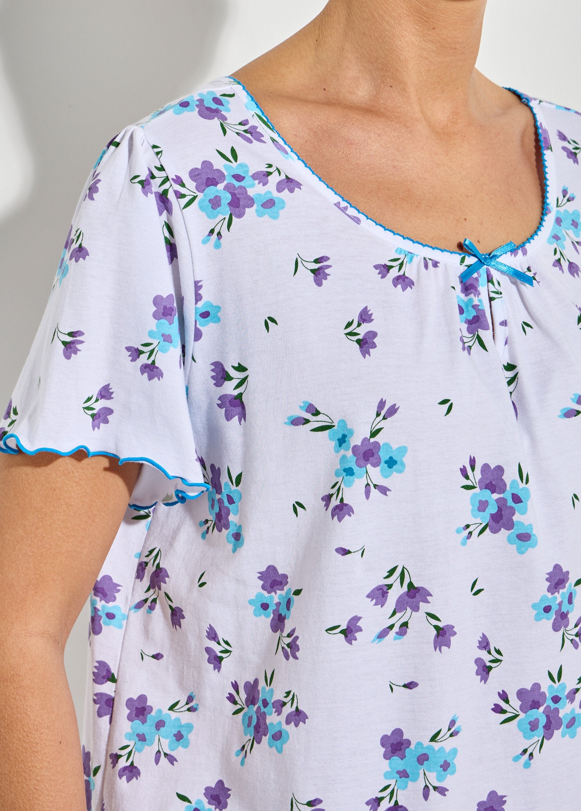 Short-sleeved_cotton_nightgown_Turquoise_and_parma_DE1_curvy