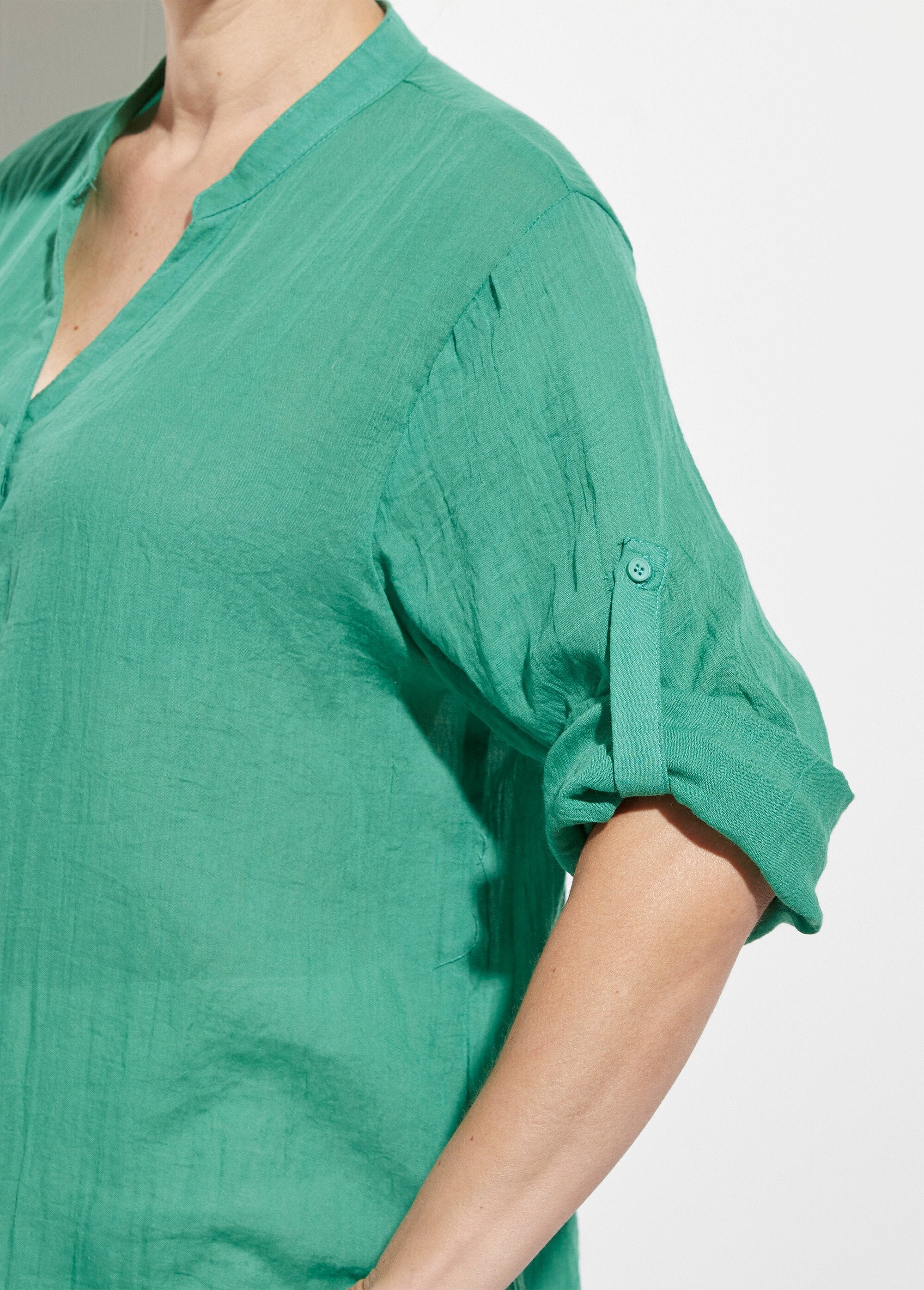Loose-fitting_cotton_voile_Tunisian_collar_blouse_Green_DE1_slim