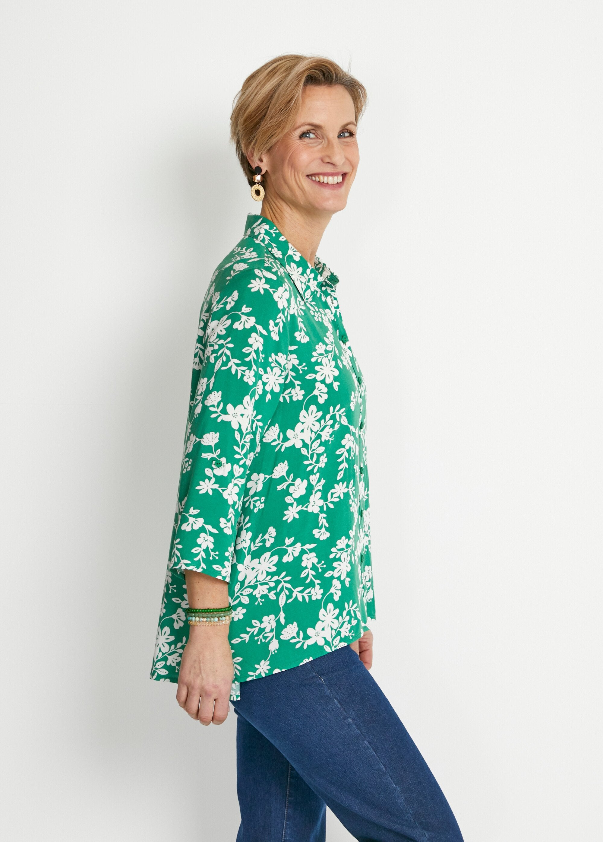 Printed_blouse_with_3/4_sleeves_and_longer_back_Green_and_white_DR1_slim