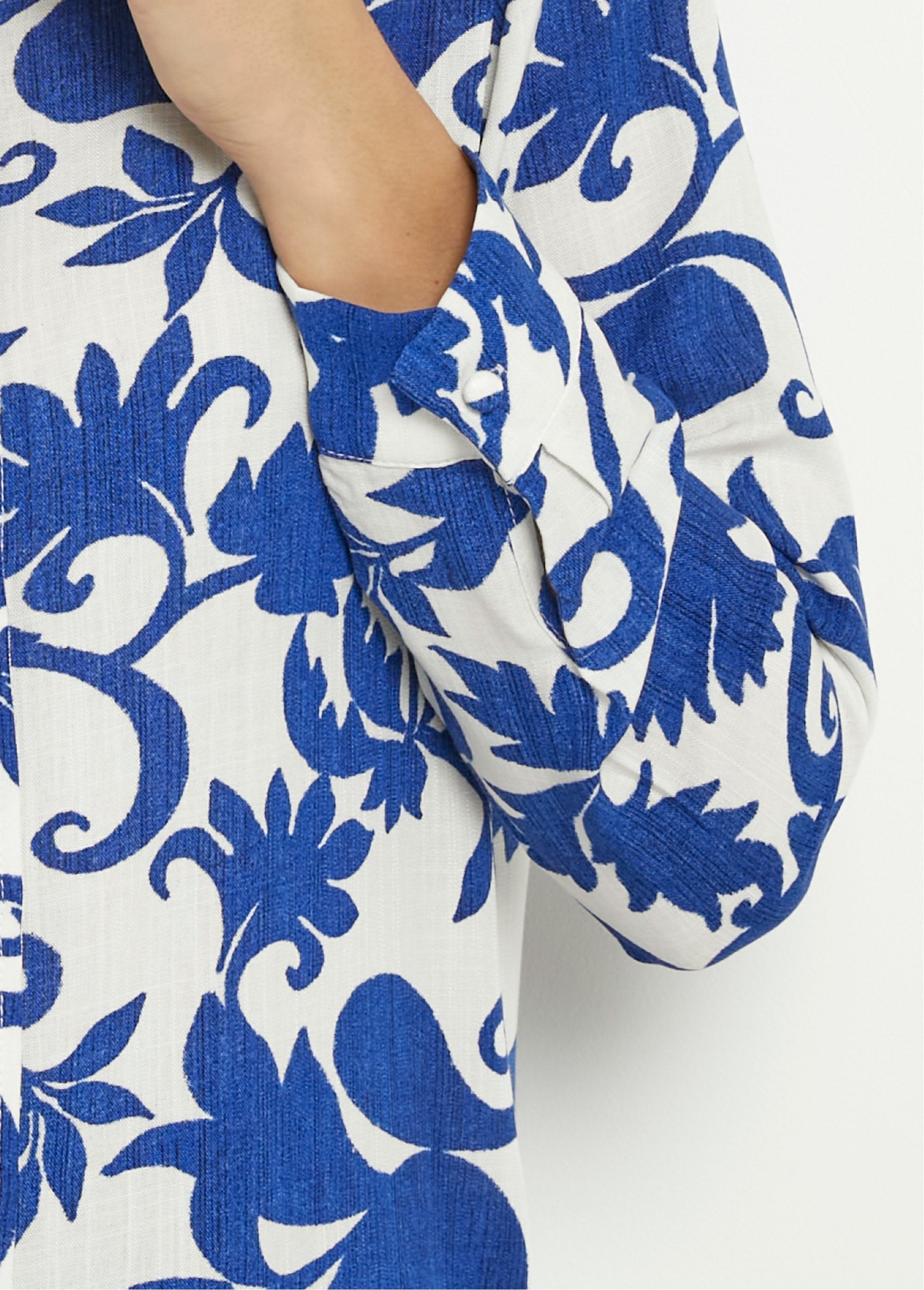 Long-sleeved_bucolic_print_blouse_Blue_and_ecru_DE2_slim