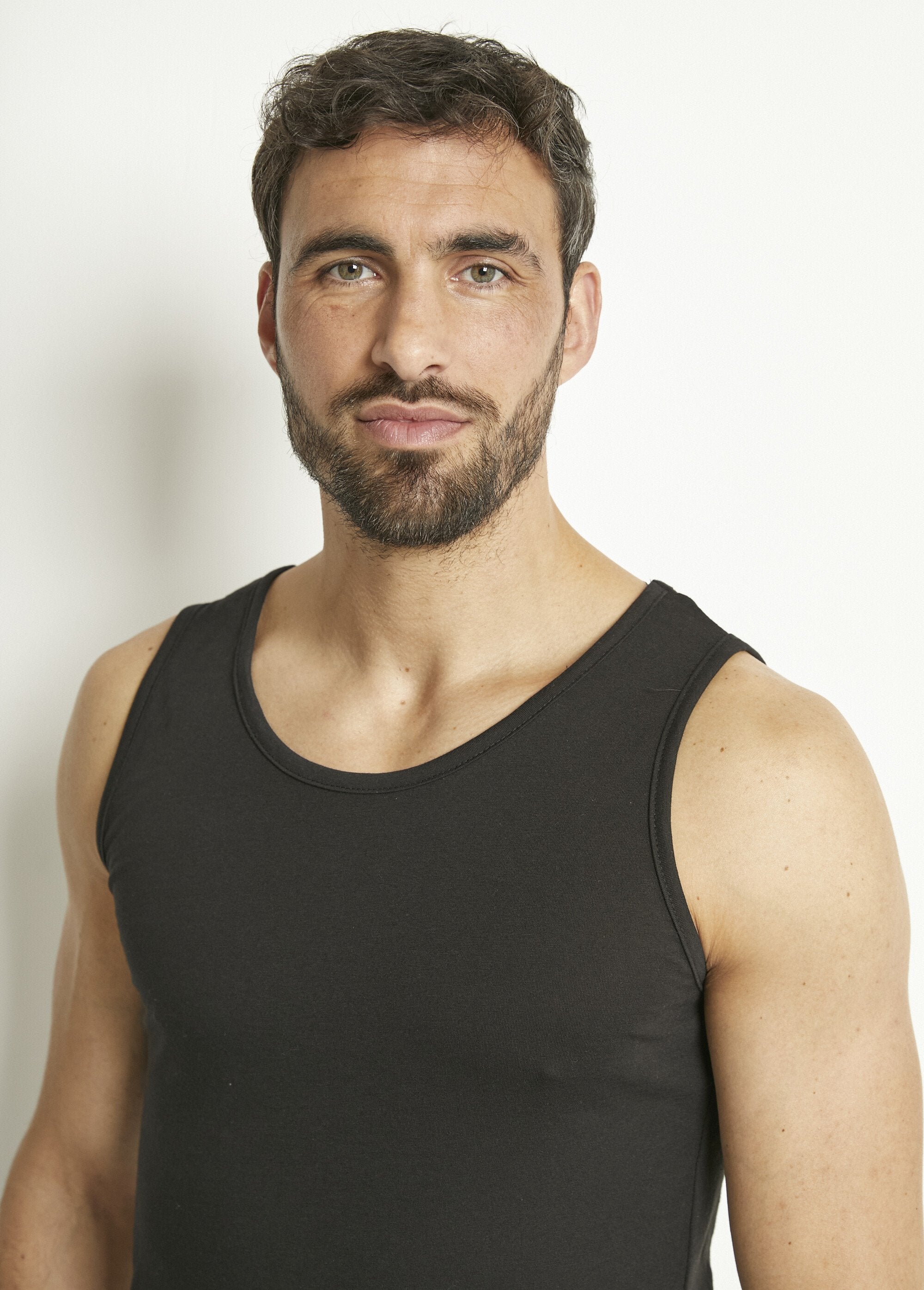 Sleeveless_round_neck_tank_top_Black_DE1_slim