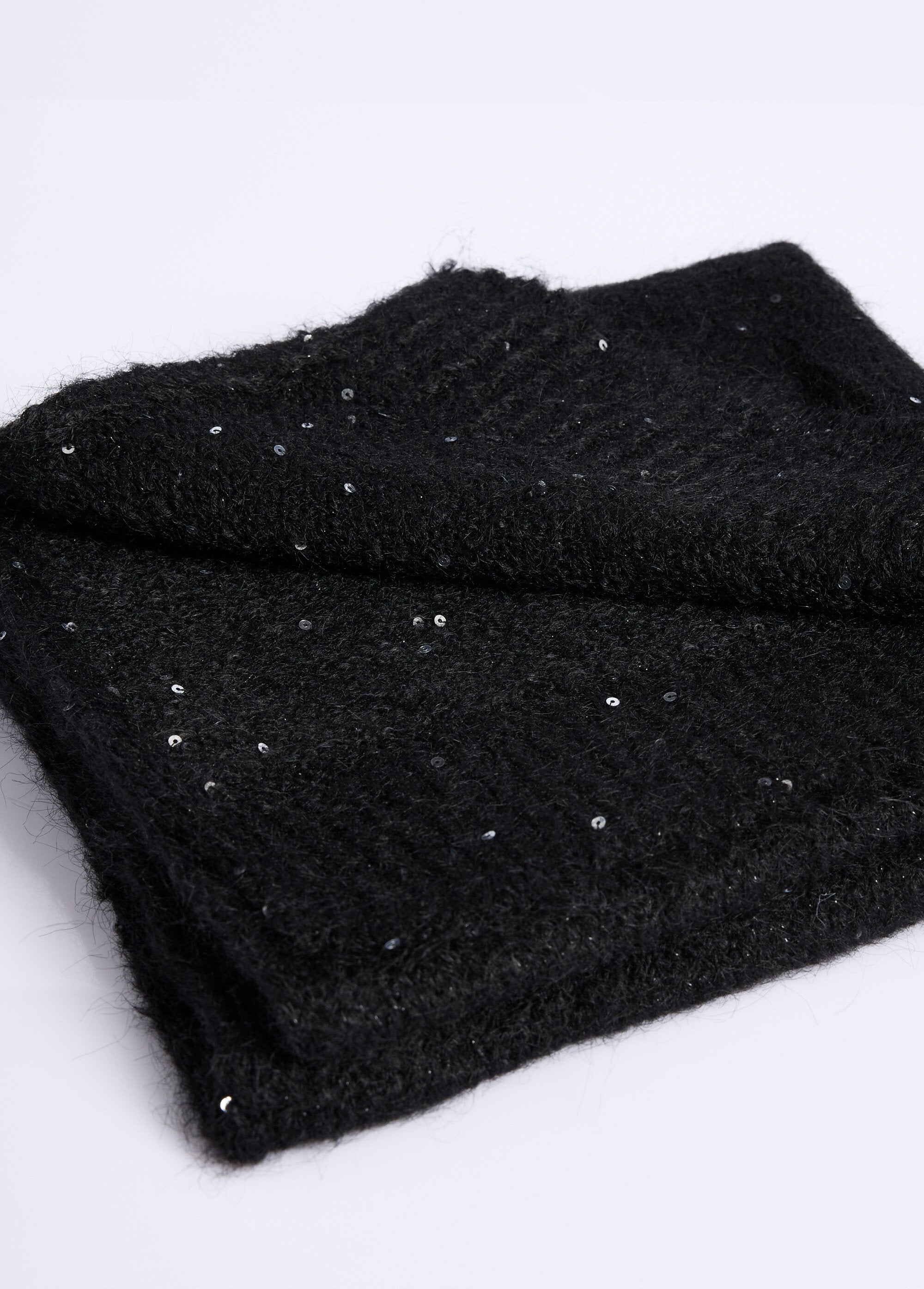 Warm,_shiny_knit_scarf_with_sequins_Black_DE1_slim