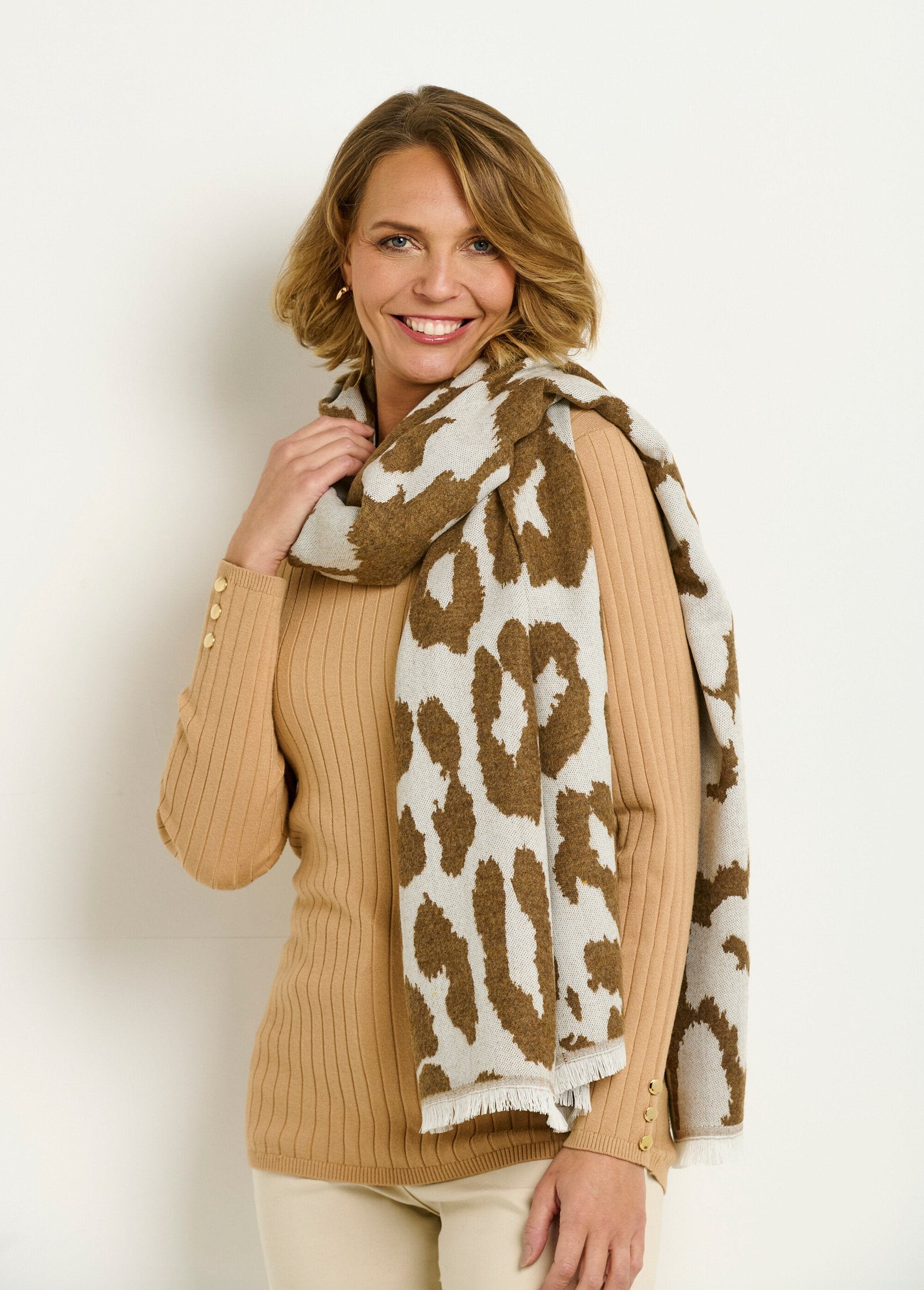 Large_warm_scarf_with_stylish_leopard_pattern_Brown_and_ecru_FA1_slim
