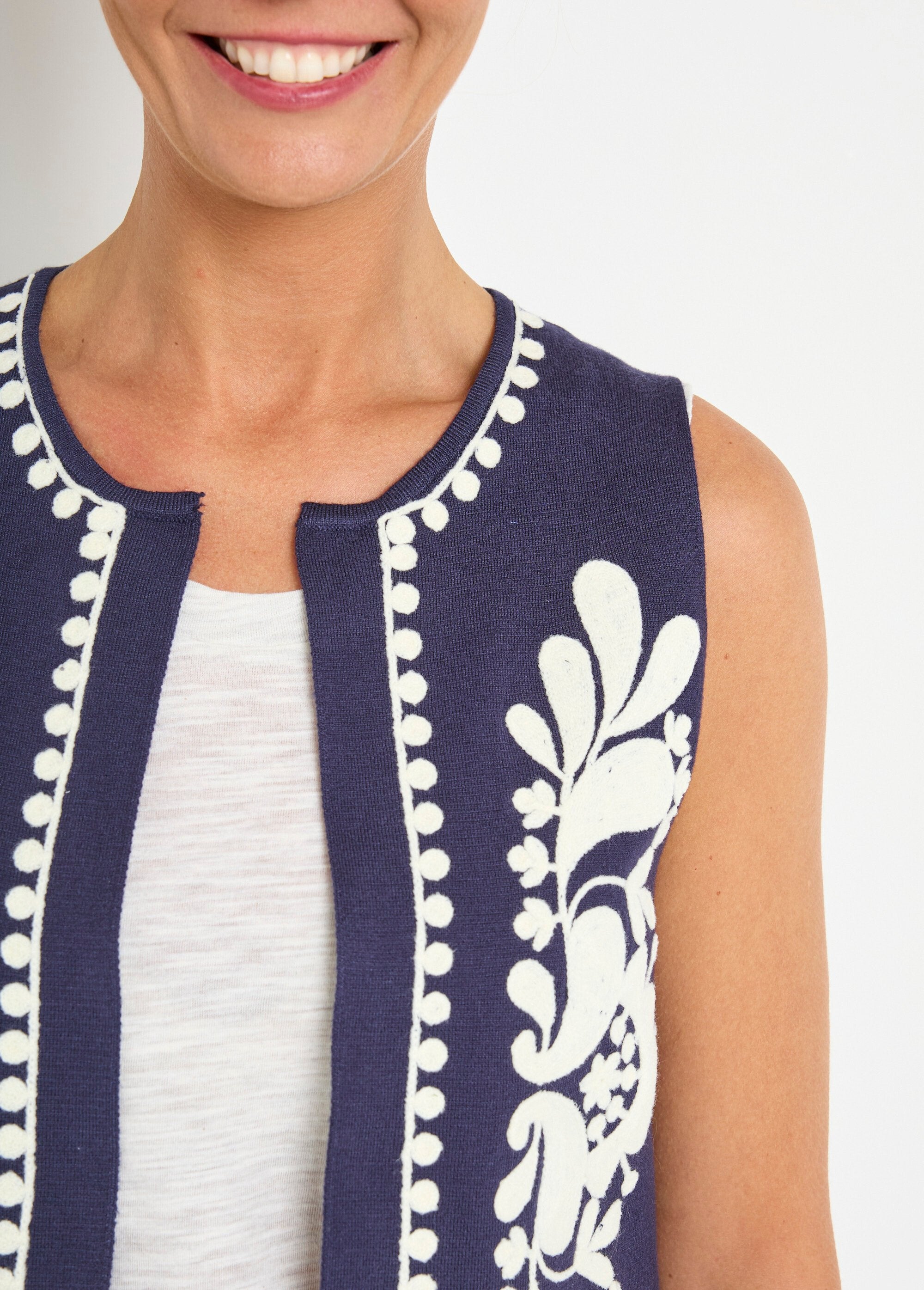 Sleeveless_knitted_and_embroidered_vest_Marine_DE1_slim