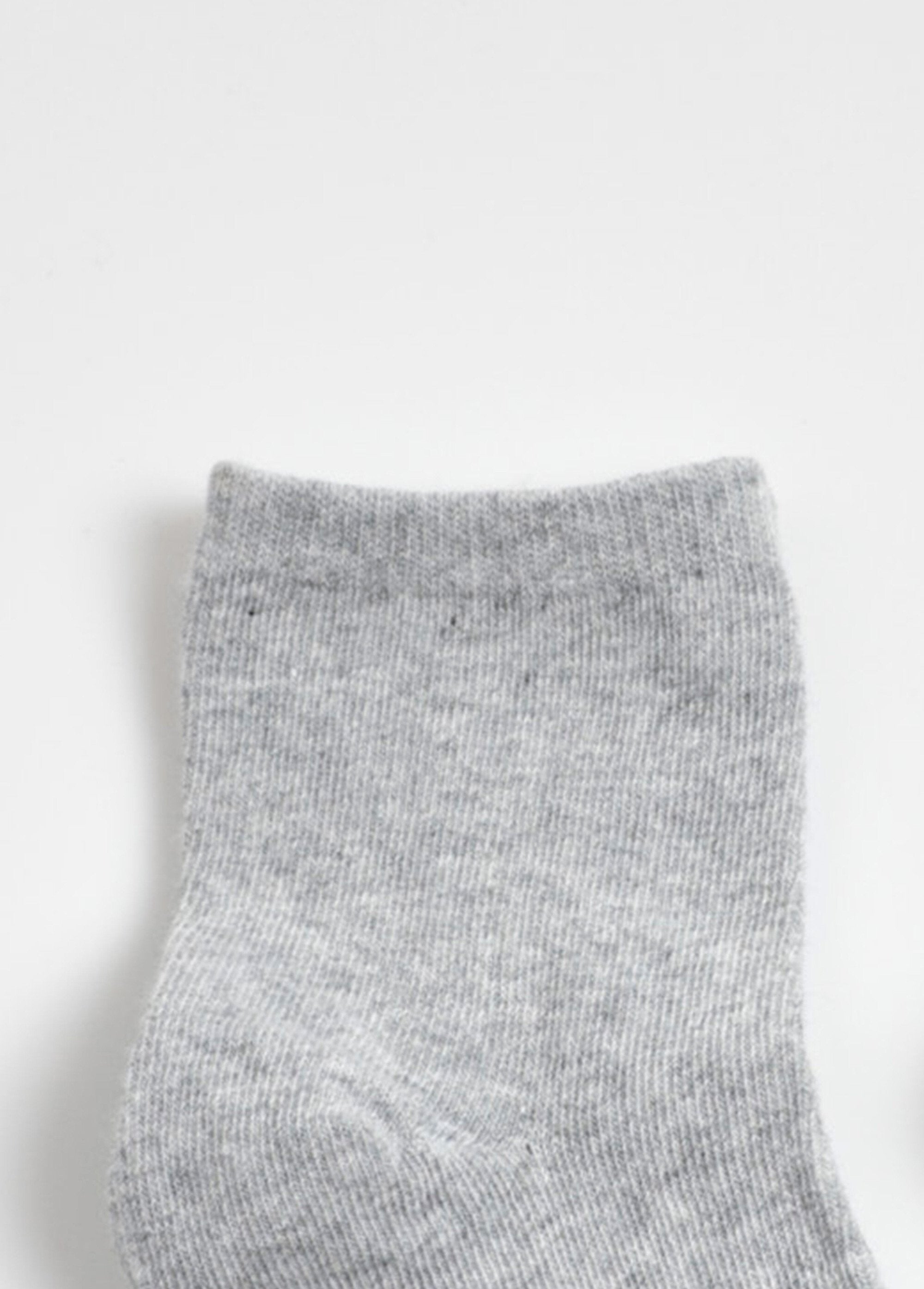 Pack_of_3_assorted_essential_socks_White_and_black_and_gray_DE2_slim