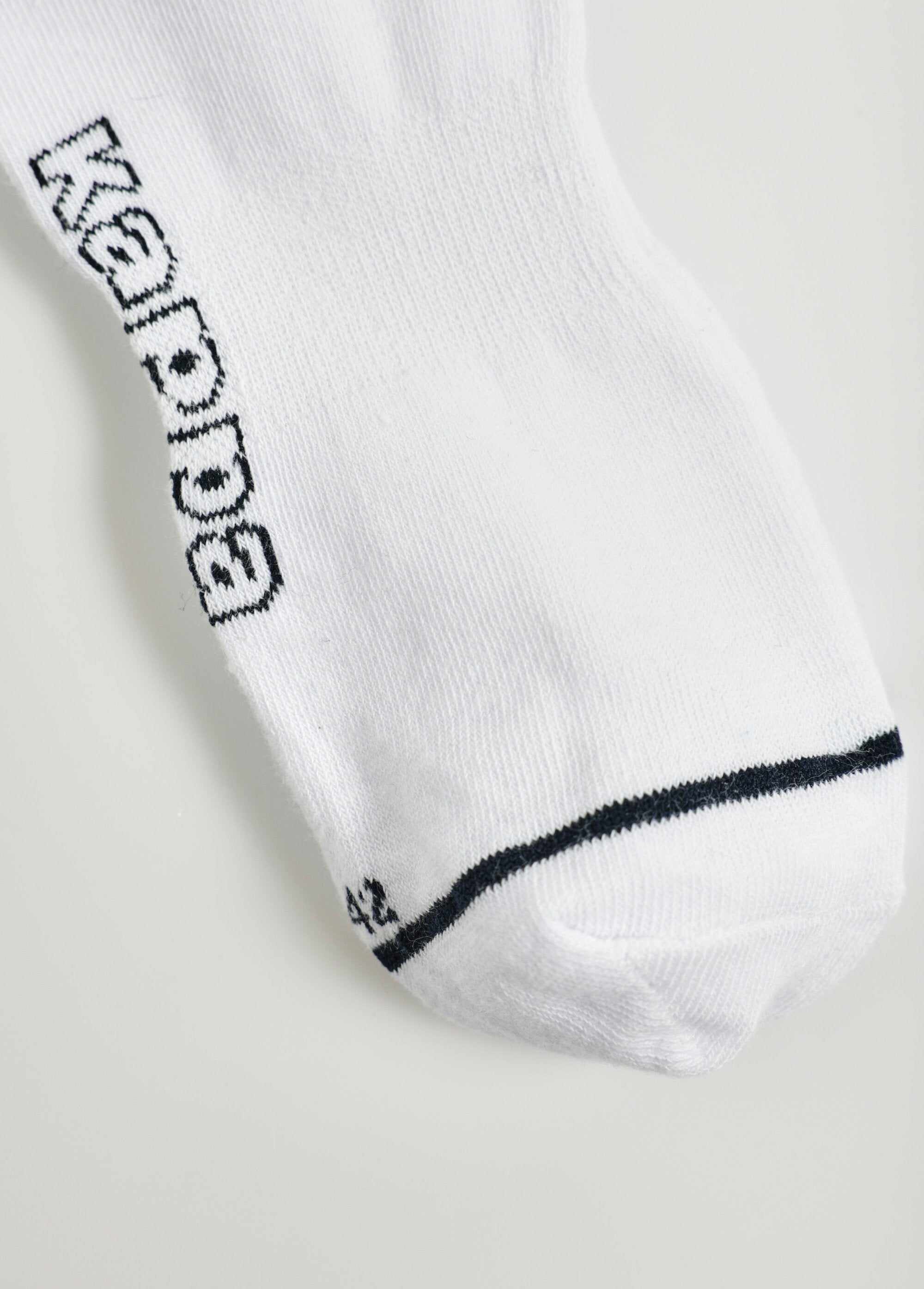 Pack_of_3_assorted_model_socks_Assorted_white_DE2_slim