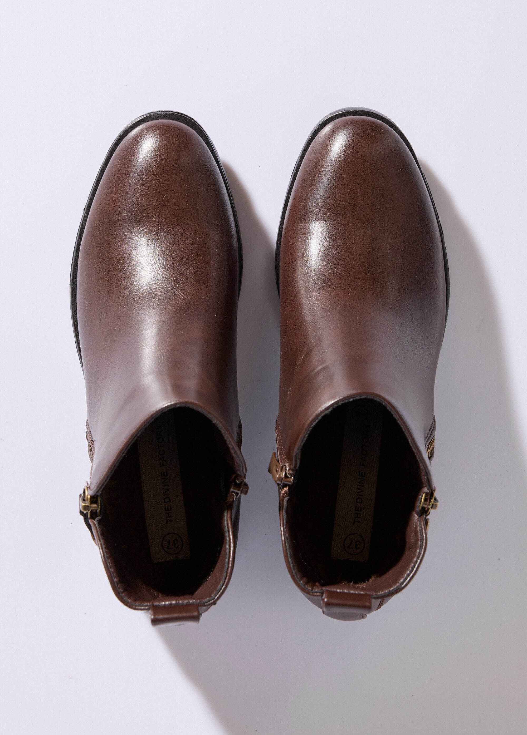 Low_boots_with_wide_heel_and_decorative_zip_Brown_OV1_slim