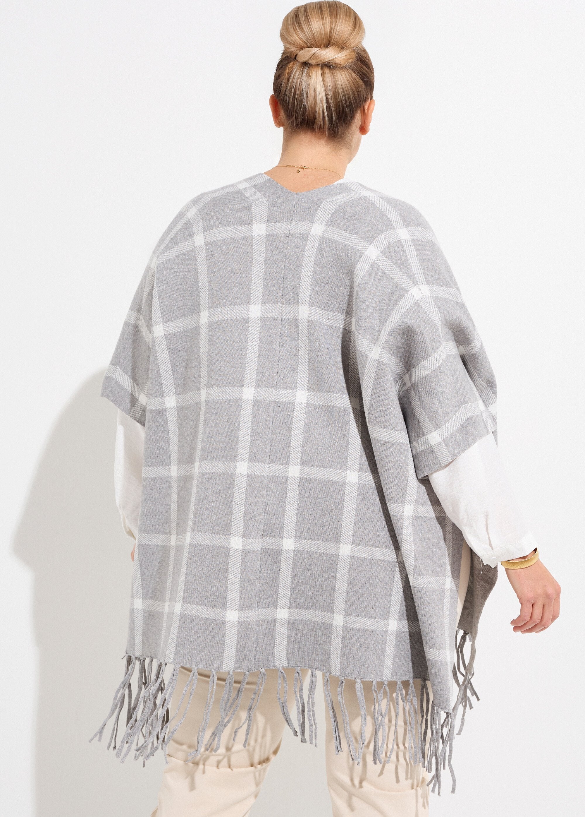 Knitted_cape_poncho_with_check_pattern_Gray_tiles_DO1_curvy