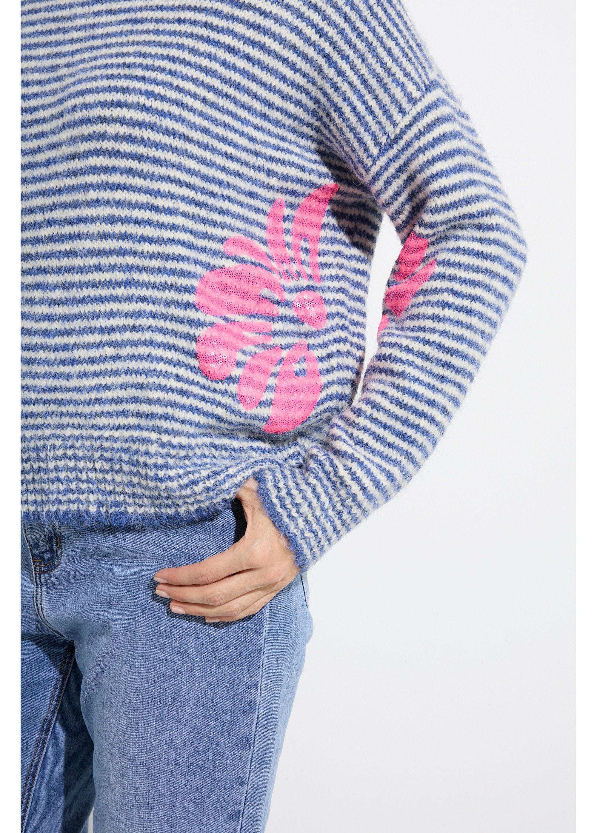 Warm_striped_sweater_with_wool_and_floral_patterns_Blue_and_ecru_DE2_slim