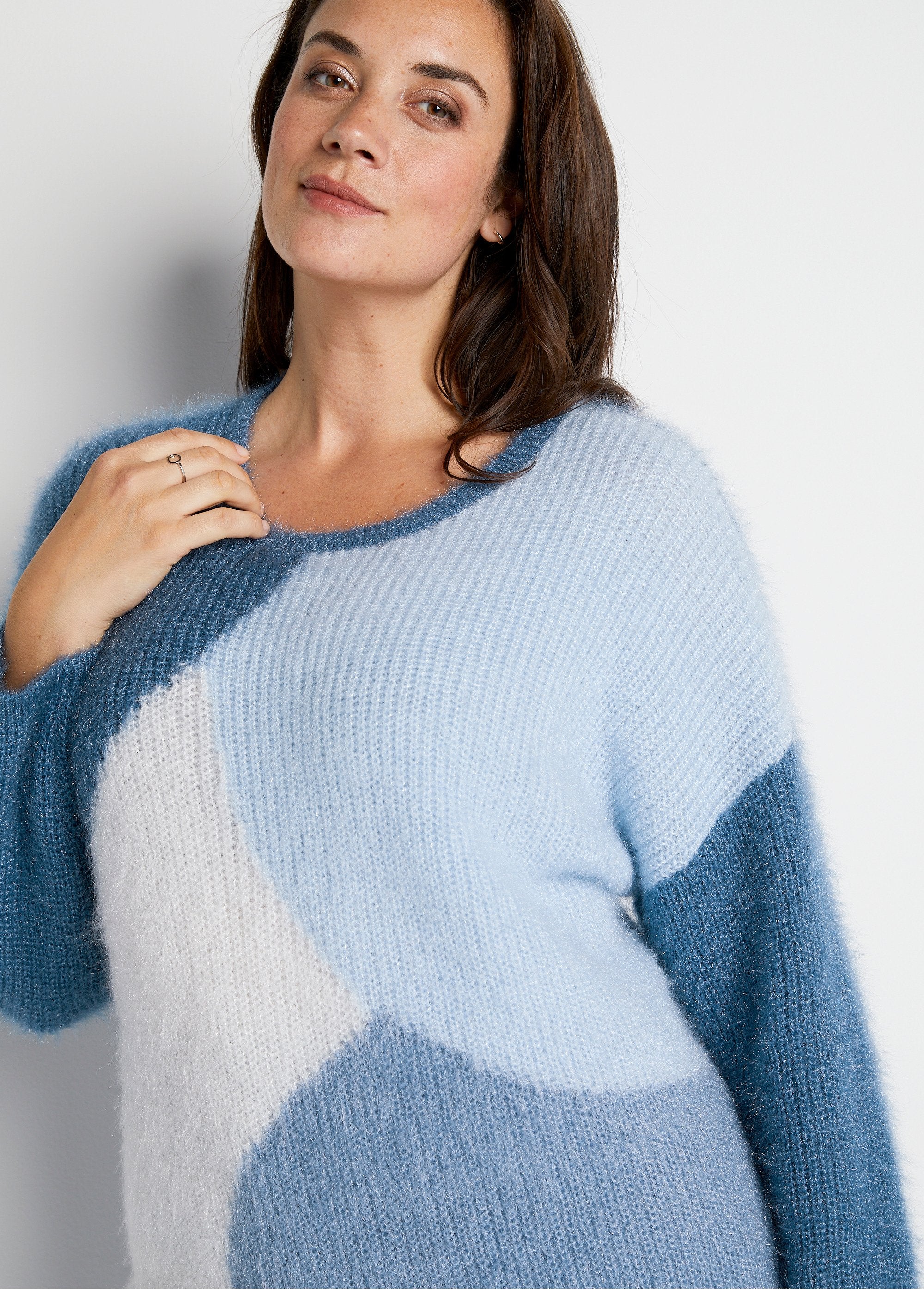 Soft_colorblock_hairy_knit_sweater_Blue_and_ecru_DE1_curvy