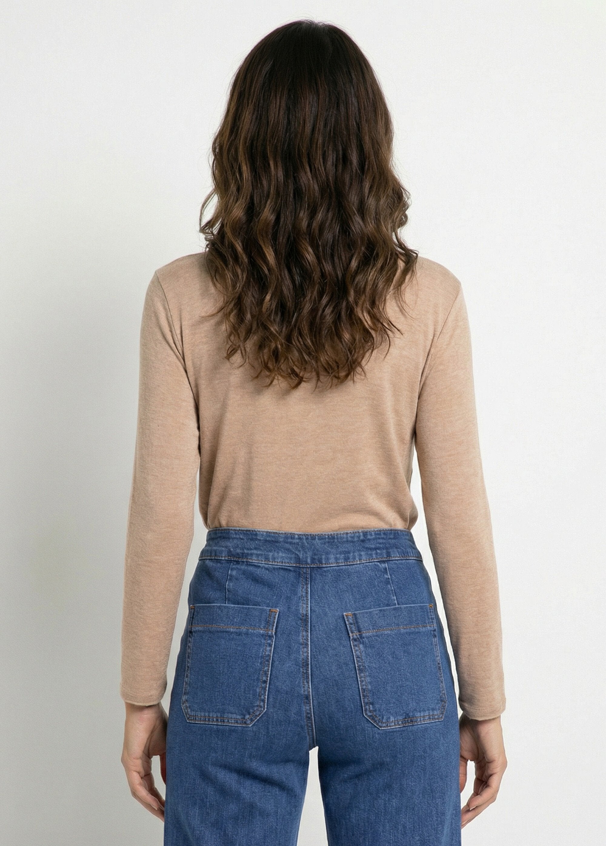 Thin_sweater_with_angora_and_wool,_V-neck_camel_DO1_slim