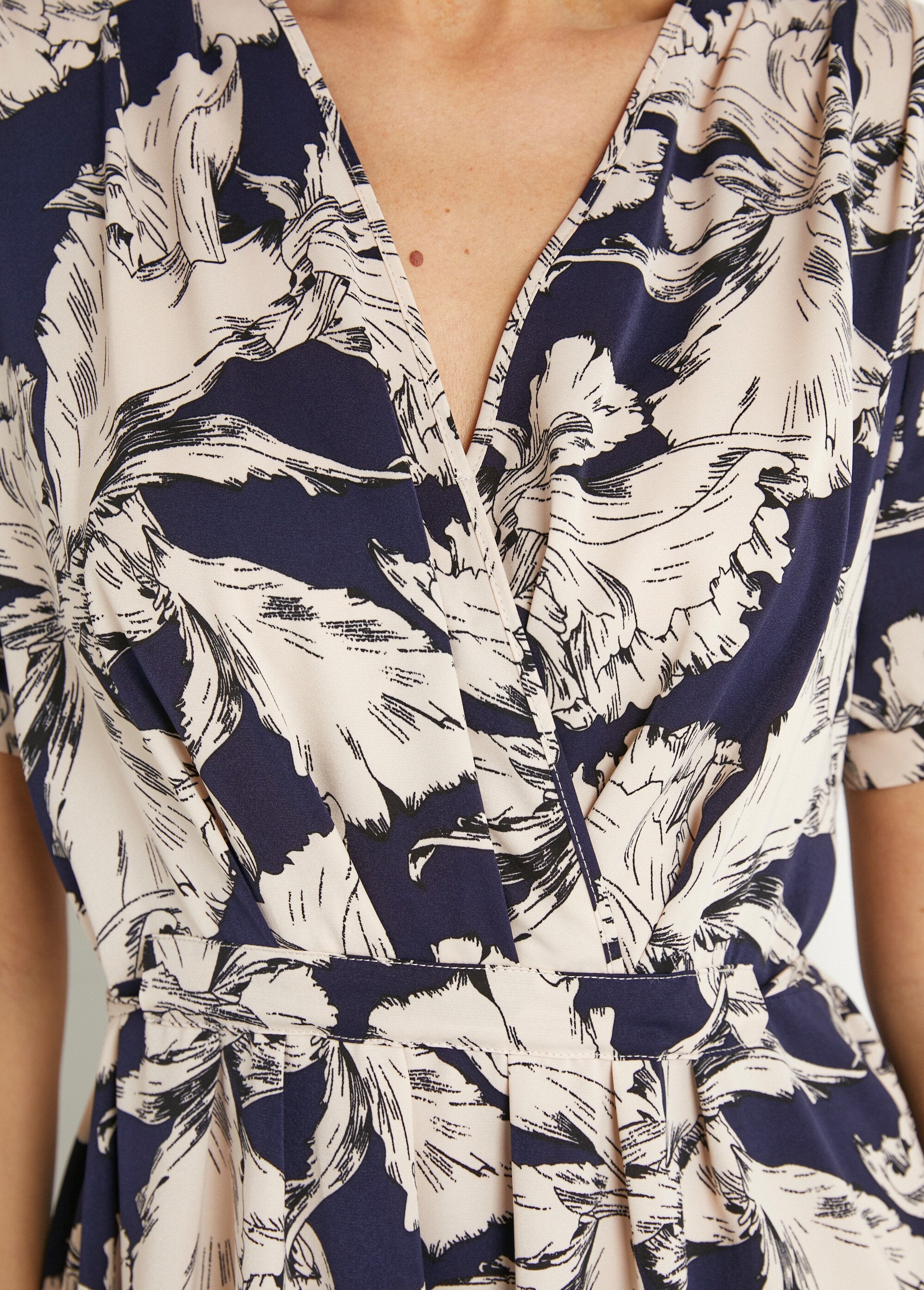 Short_wrap_dress_with_flowing_graphic_pattern_Navy_and_white_DE2_slim