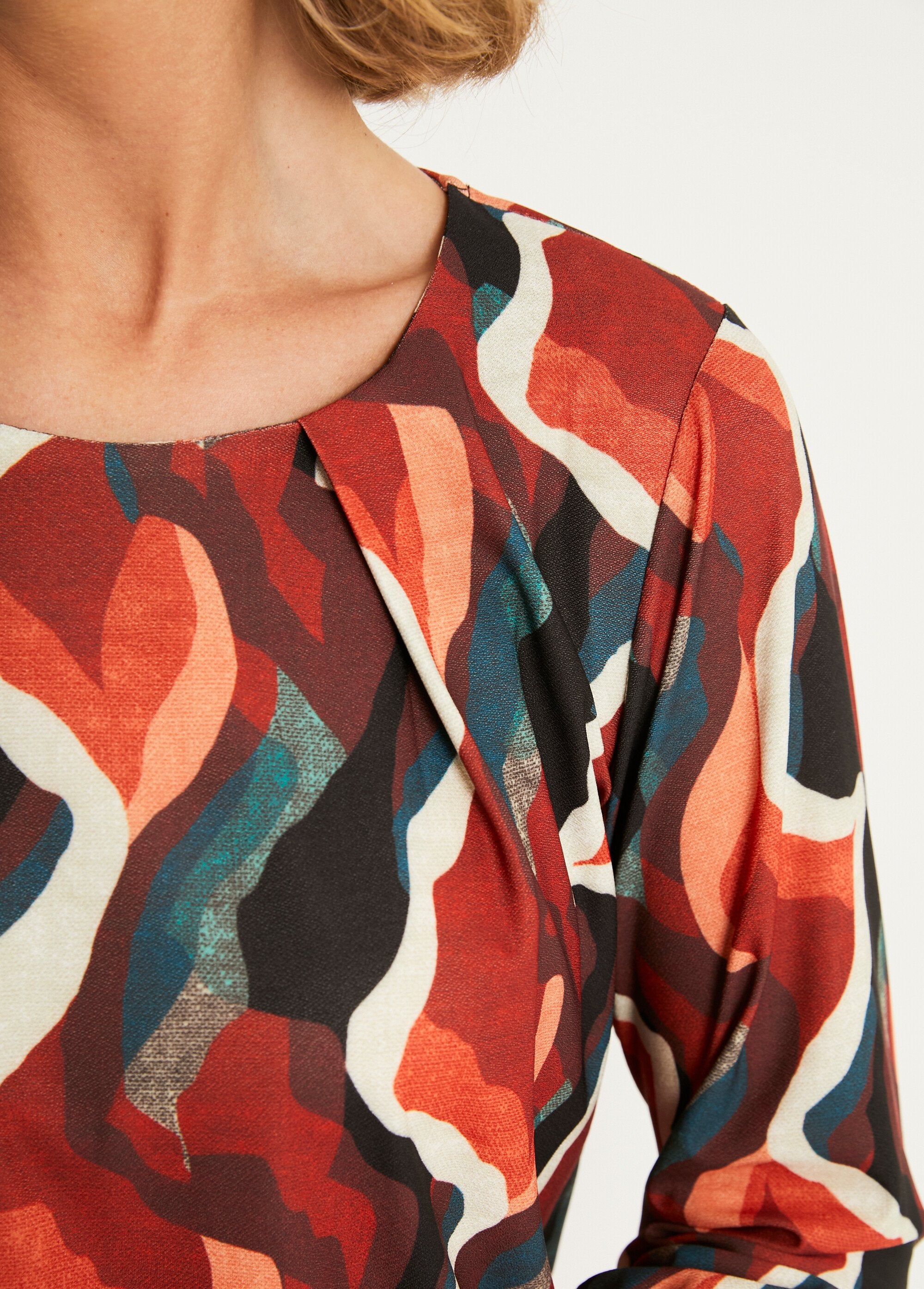 Graphic_pattern_round_neck_blouse_t-shirt_Copper_and_duck_DE2_slim