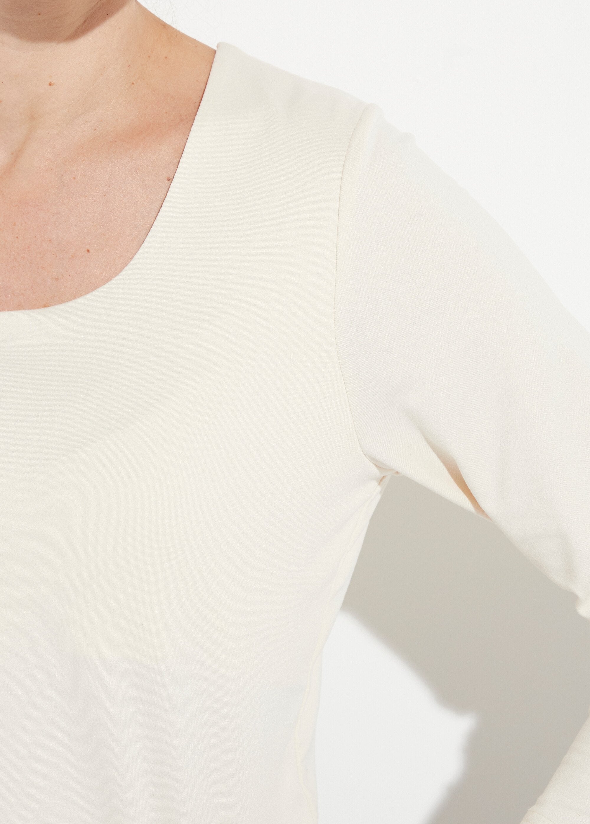 Long-sleeved_dancer_collar_T-shirt_Ecru_DE1_slim