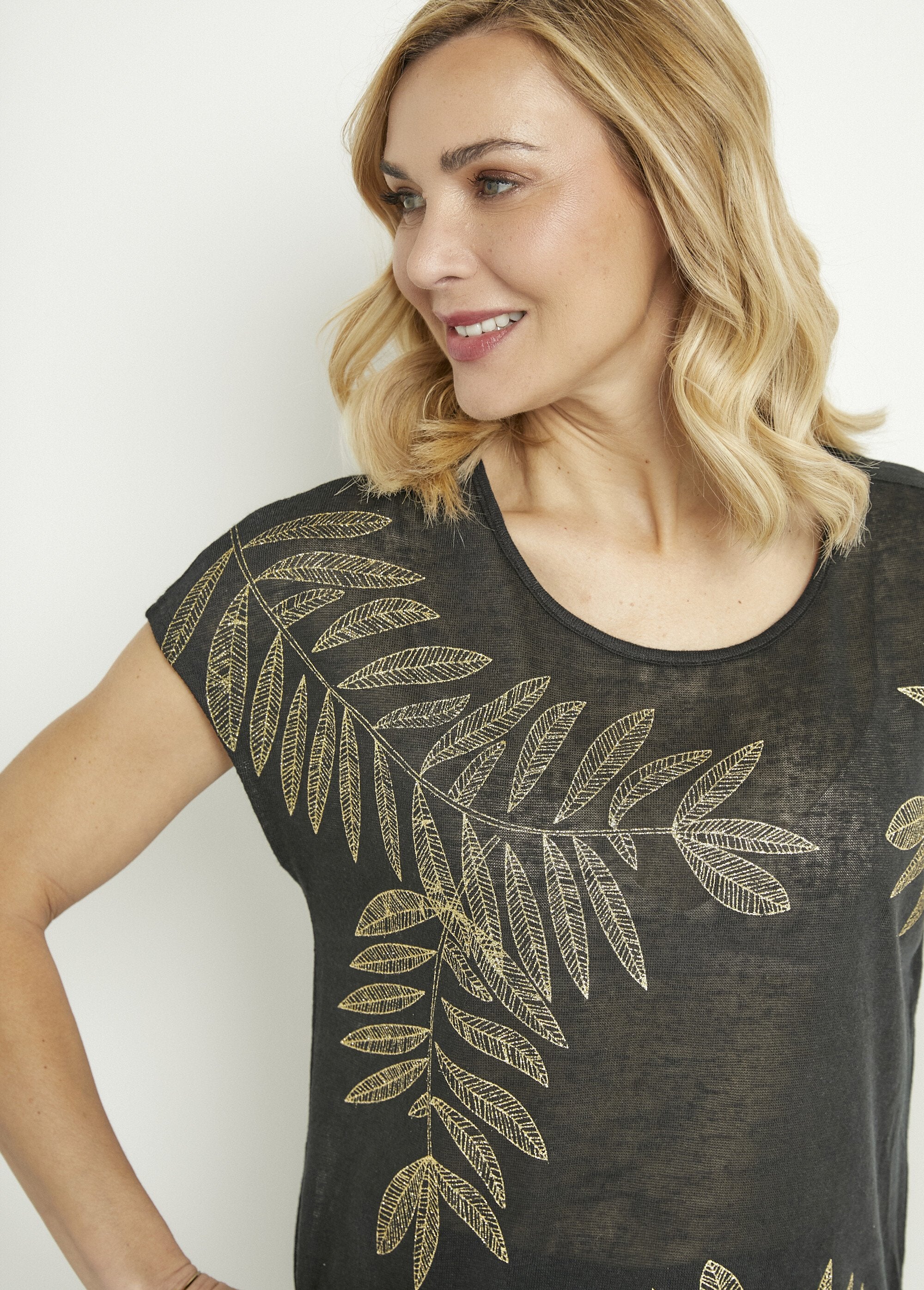 Round_neck_t-shirt_with_slub_knit_and_gold_pattern_Black_DE1_slim