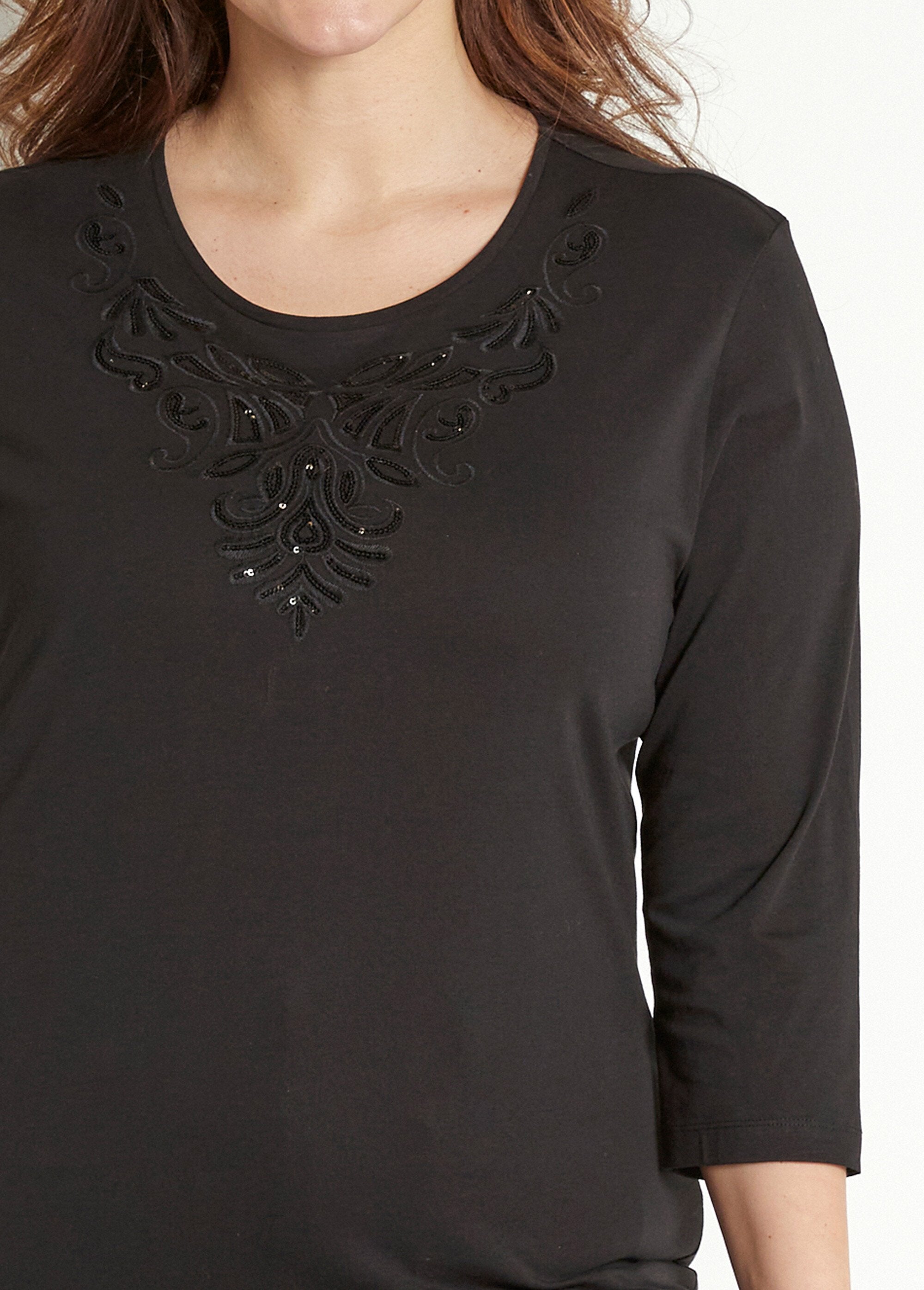 Short_embroidered_t-shirt_with_3/4_sleeves_Black_DE1_curvy