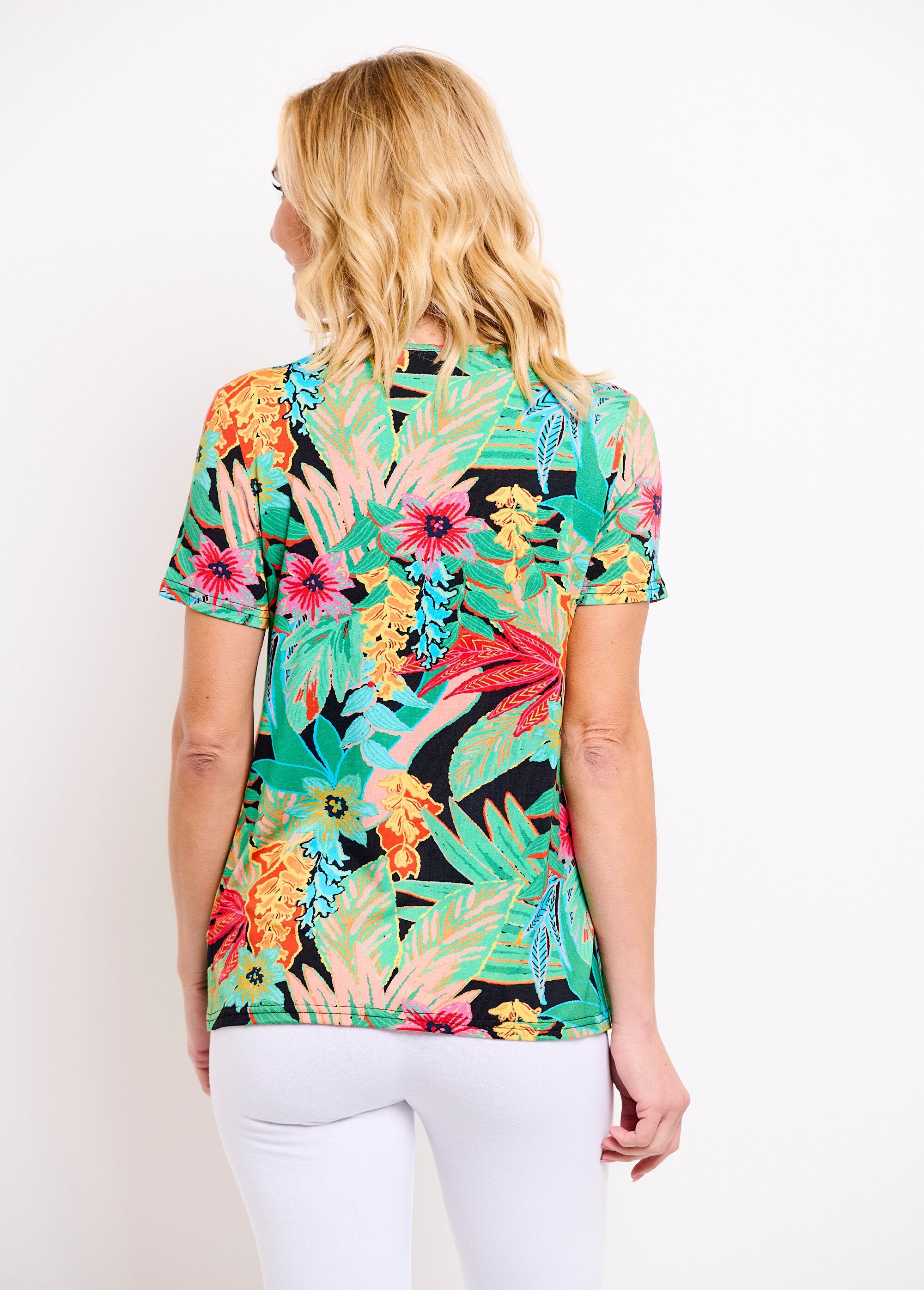 Long_round_neck_t-shirt_with_exotic_print_and_short_sleeves_Black_background_DO1_slim