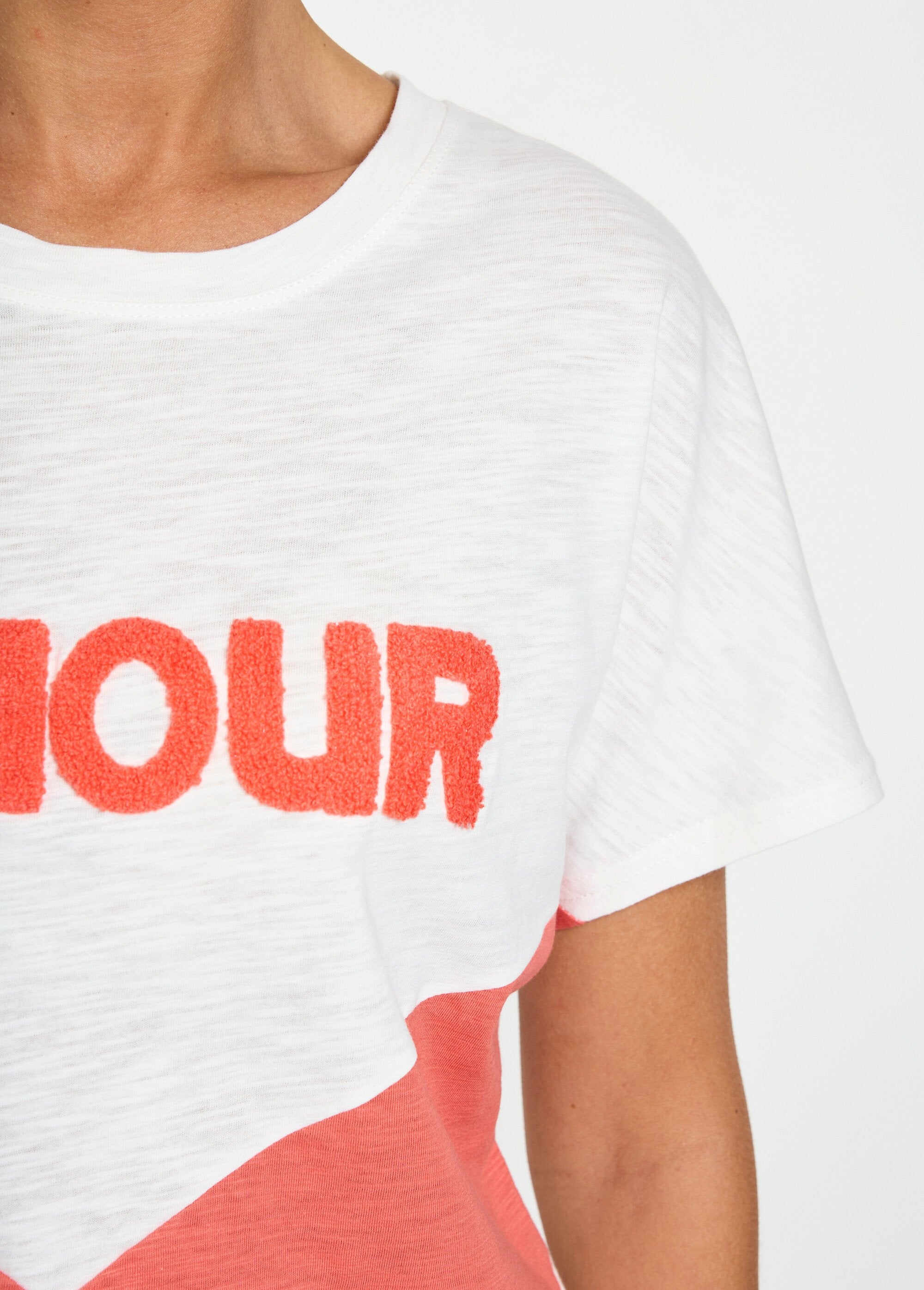 Two-tone_flame-knit_T-shirt_with_message_Coral_and_white_DE2_slim