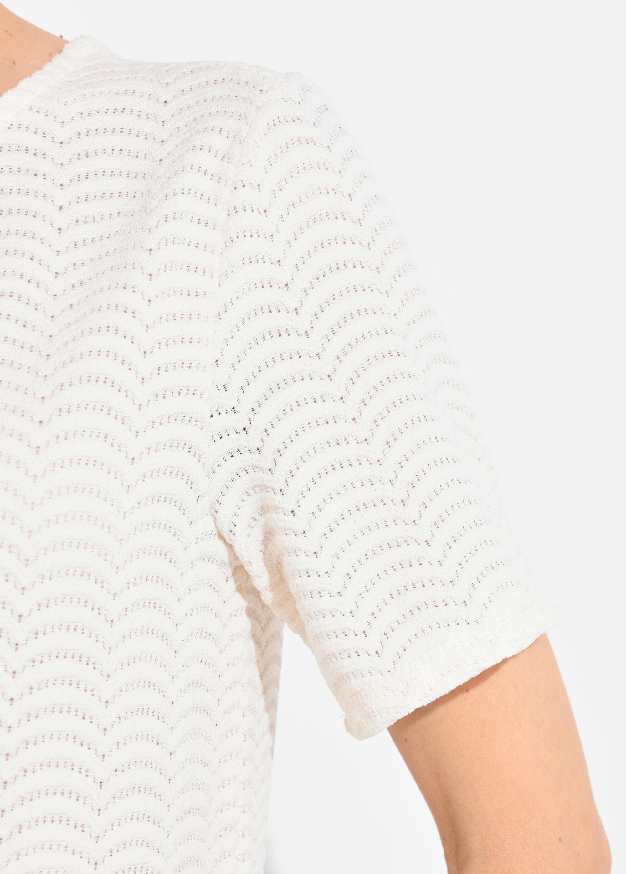 Scale_pattern_embossed_mesh_T-shirt_Beige_DE3_slim