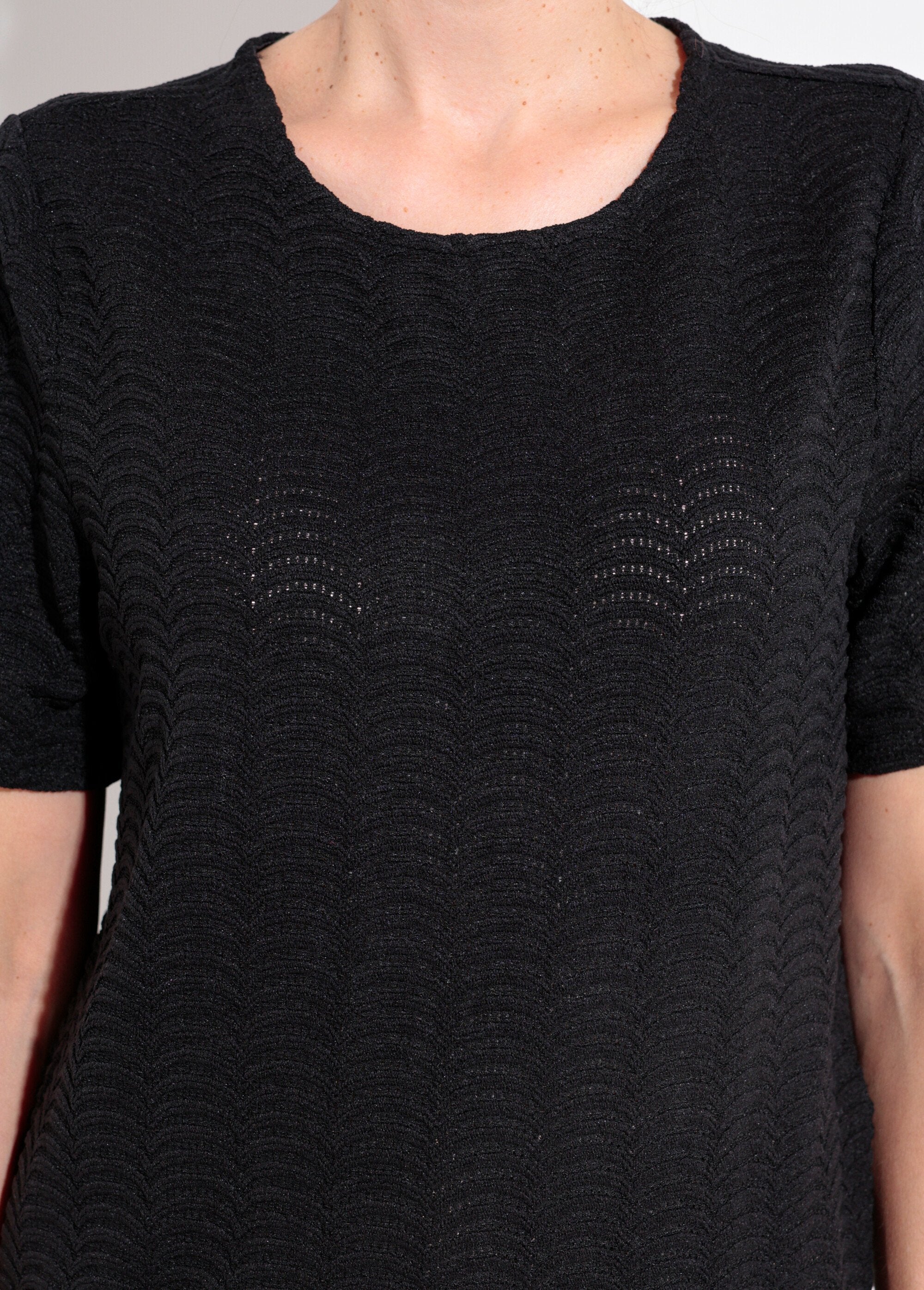 Scale_pattern_embossed_mesh_T-shirt_Black_DE1_slim