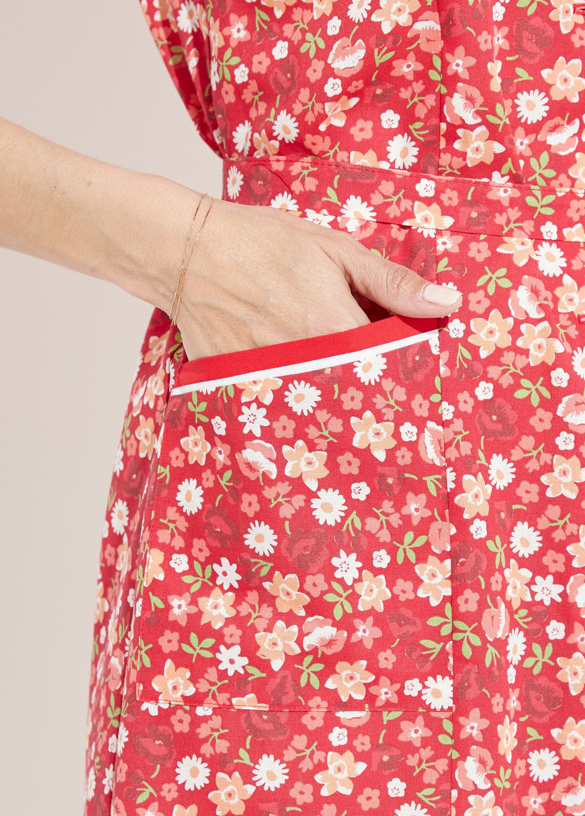 Sleeveless_buttoned_apron_with_floral_print_Red_DE3_slim