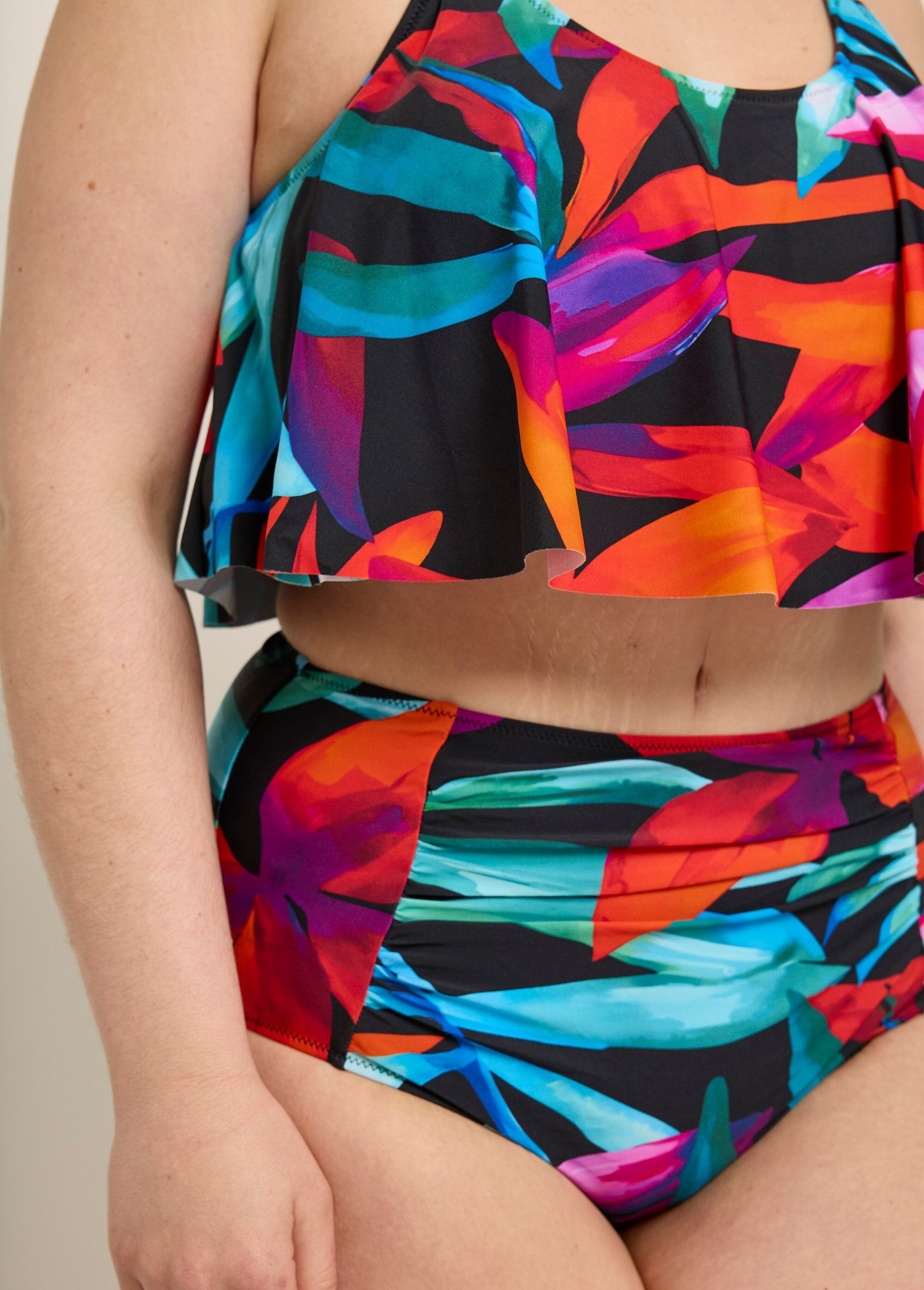 2-piece_tankini_with_ruffles_and_leaf_pattern_Black_multicolor_DE1_curvy