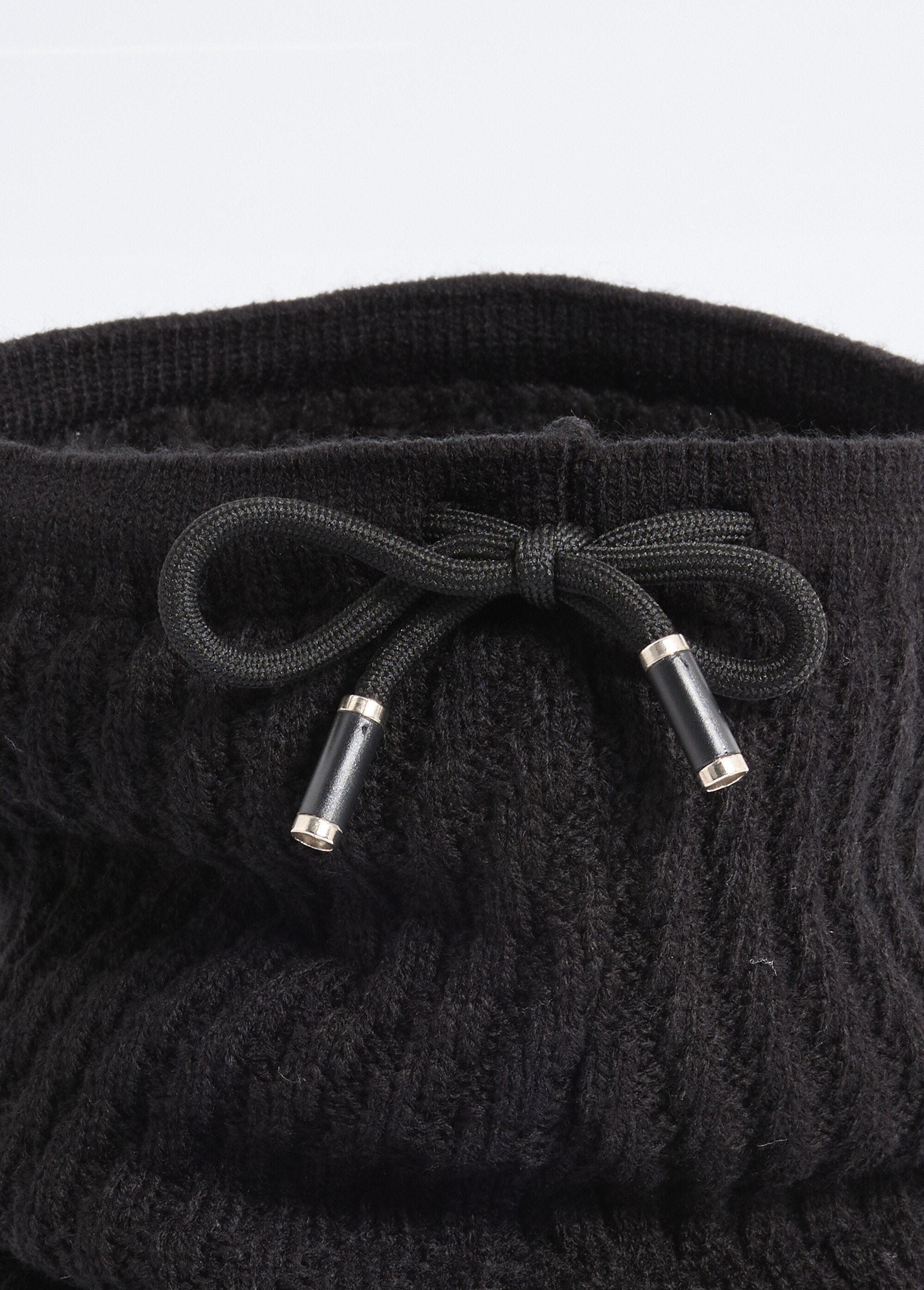 Knit_and_sherpa_neck_warmer,_ridges_Black_DE1_slim