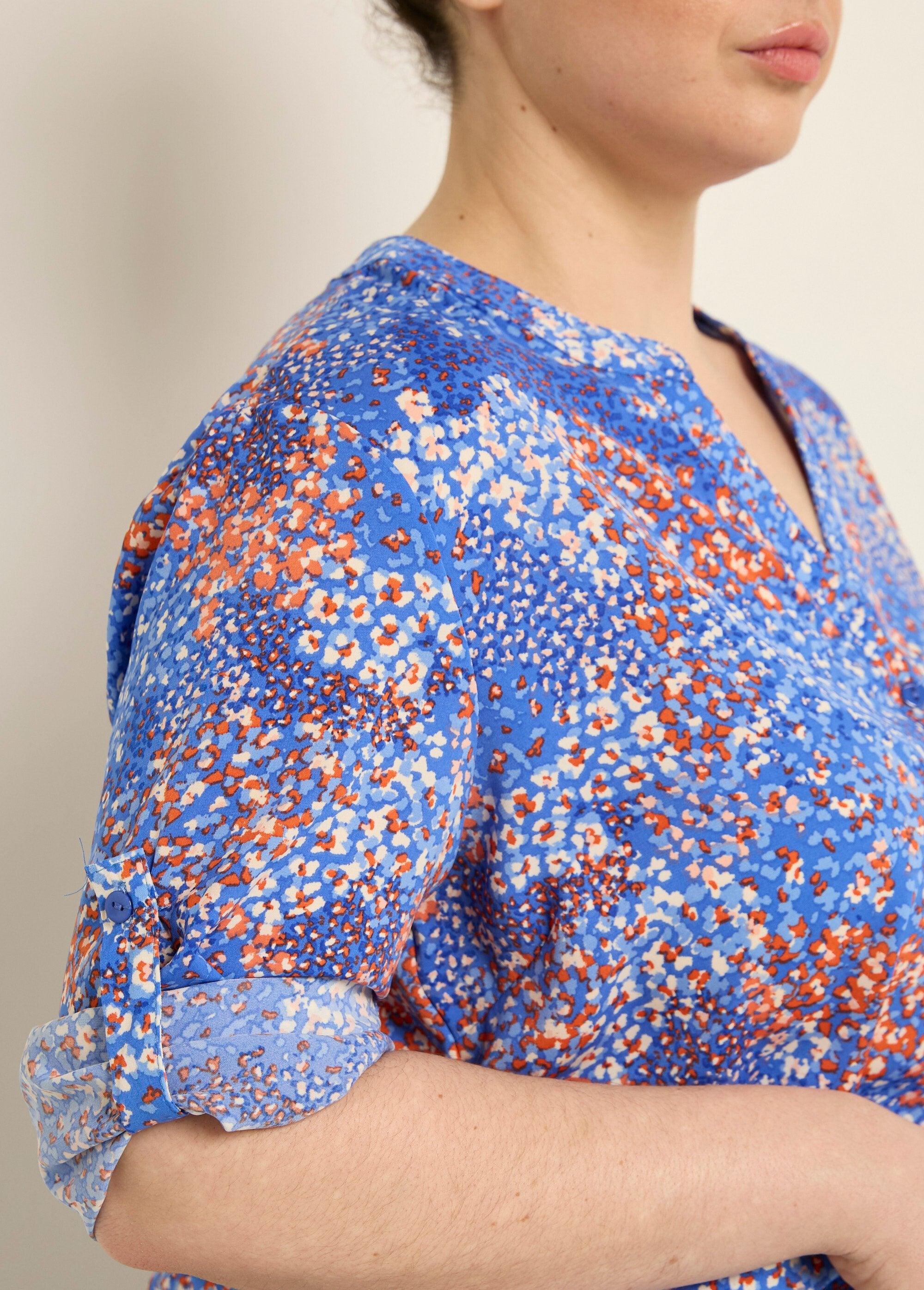 Long-sleeved_floral_V-neck_tunic_Blue_prints_DE2_curvy