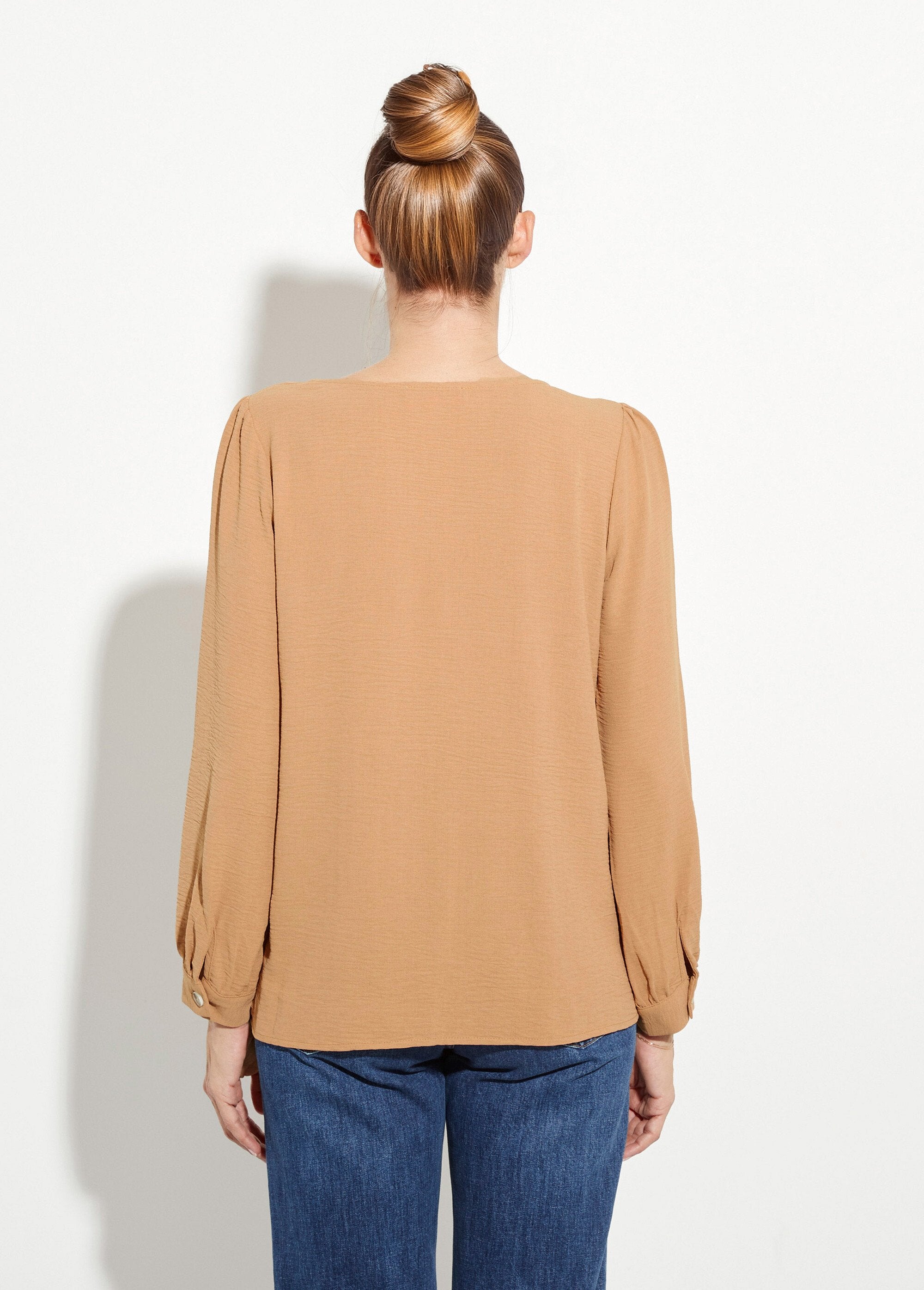 Buttoned,_embossed_tunic_with_V-neck_camel_DO1_slim