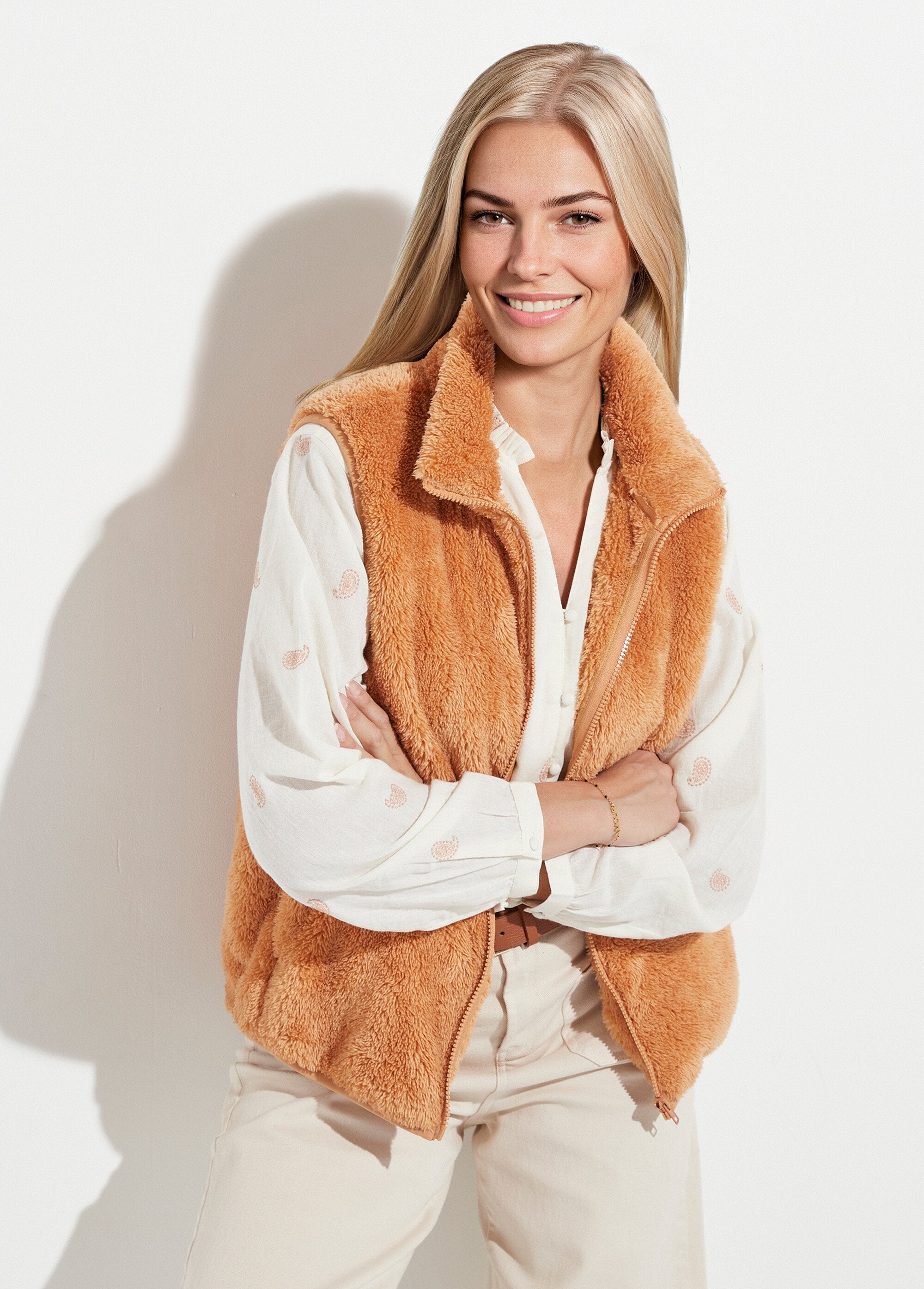 Sleeveless_faux_fur_jacket_with_stand-up_collar_Chamois_FA2_slim