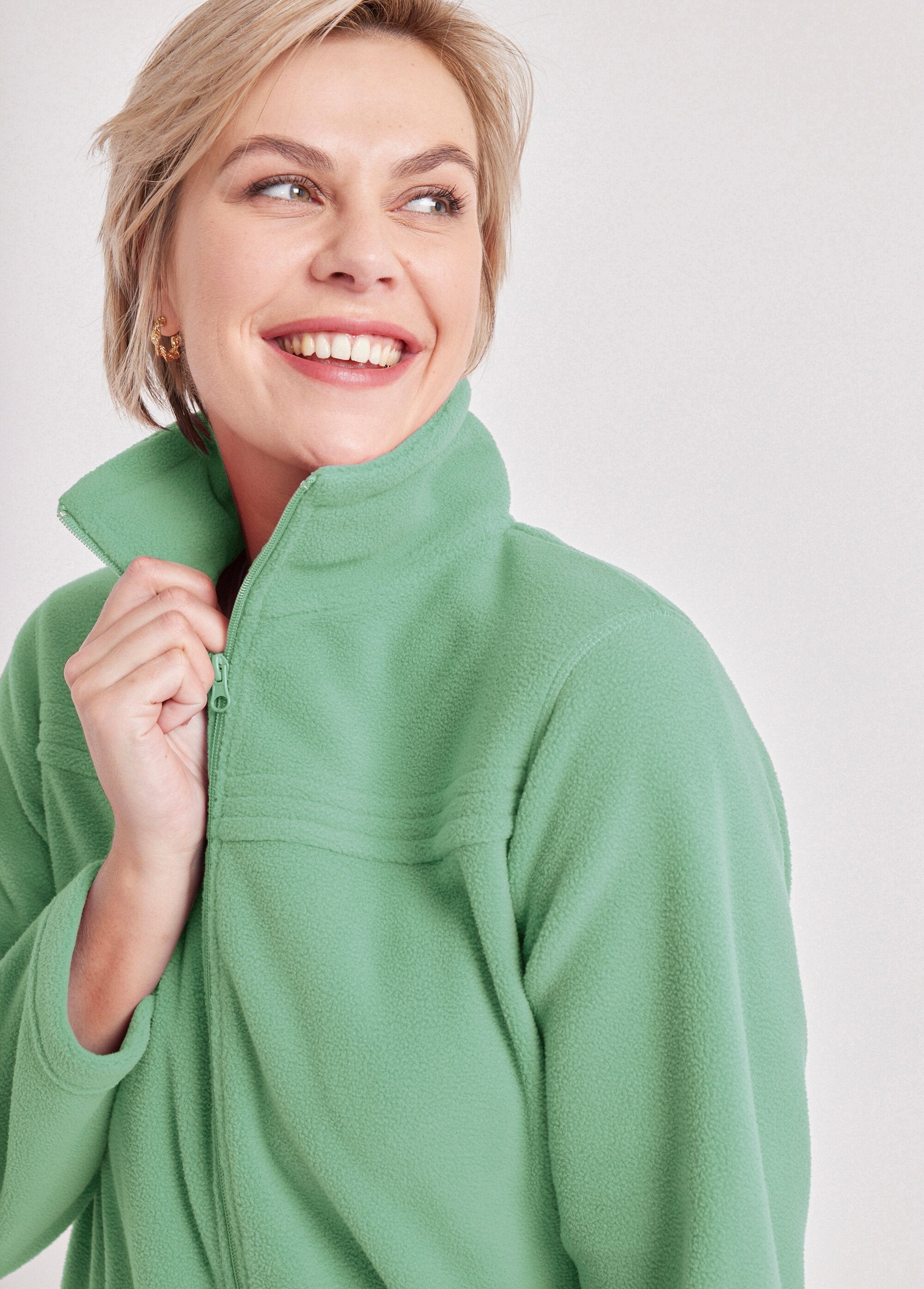 Long-sleeved_zipped_fleece_jacket_Almond_green_DE1_slim