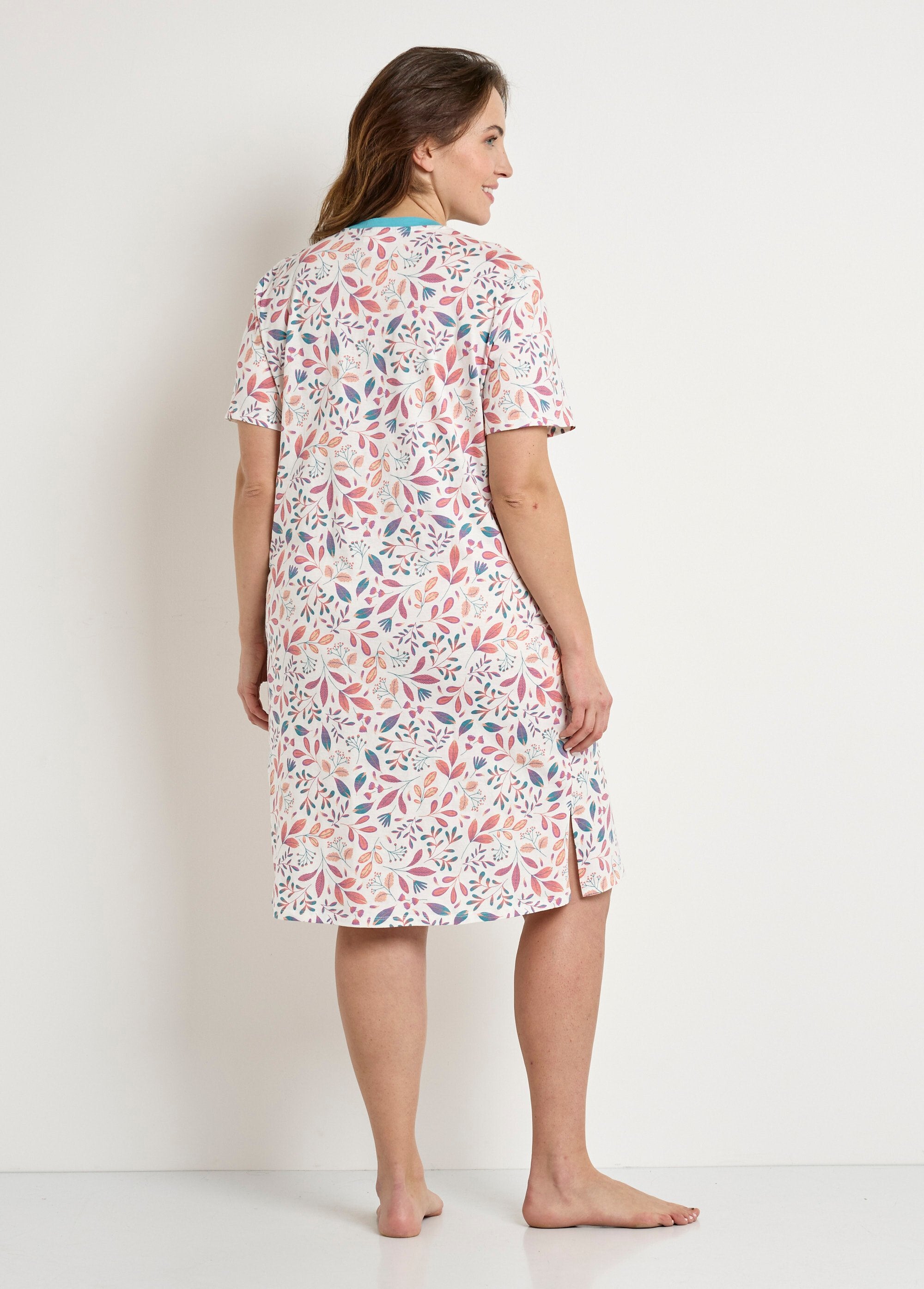 Short_printed_nightgown_with_Tunisian_collar_Pink_print_DO1_curvy