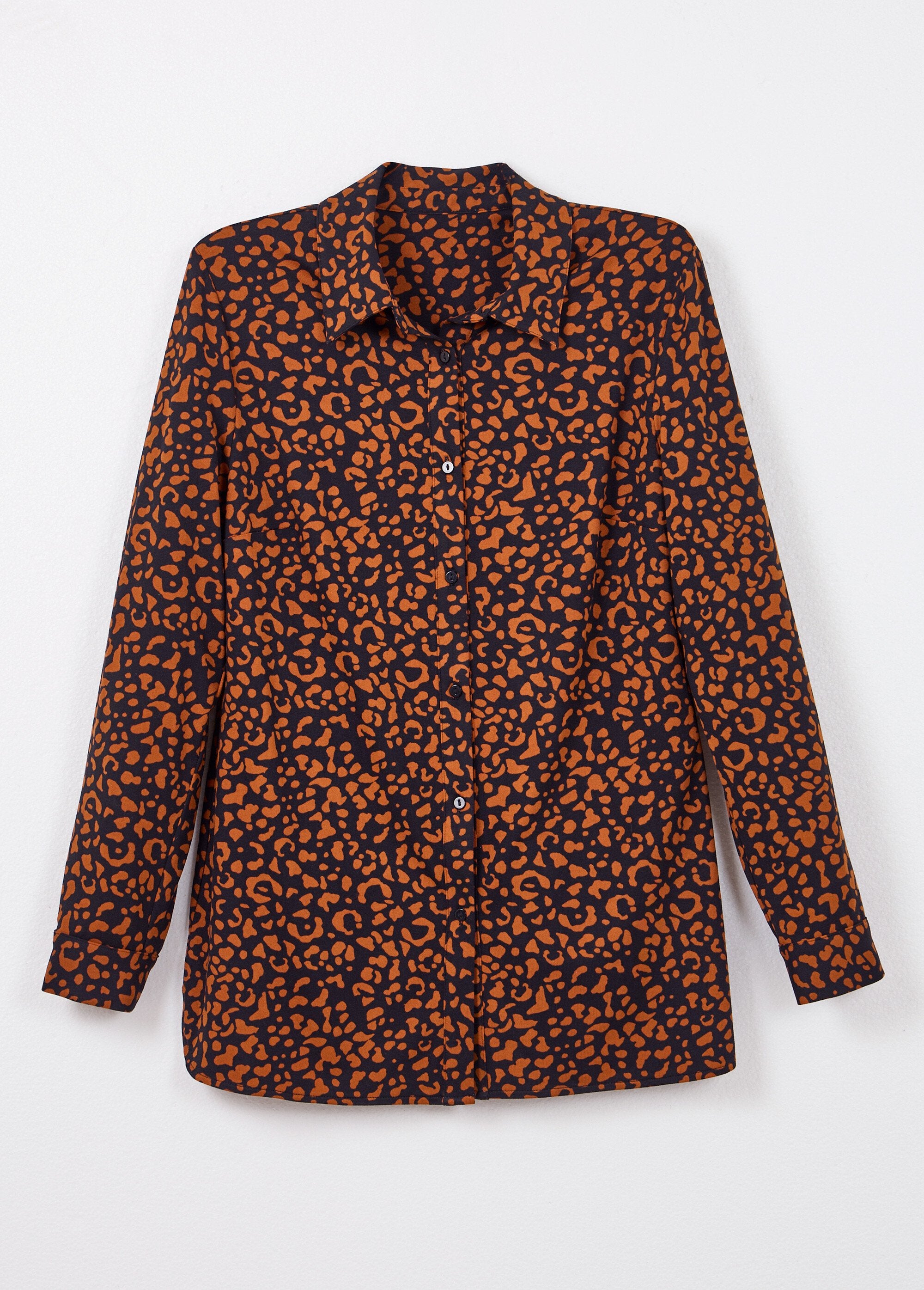 Warm_knit_blouse_with_animal_skin_print_Black_and_brown_AP1_slim