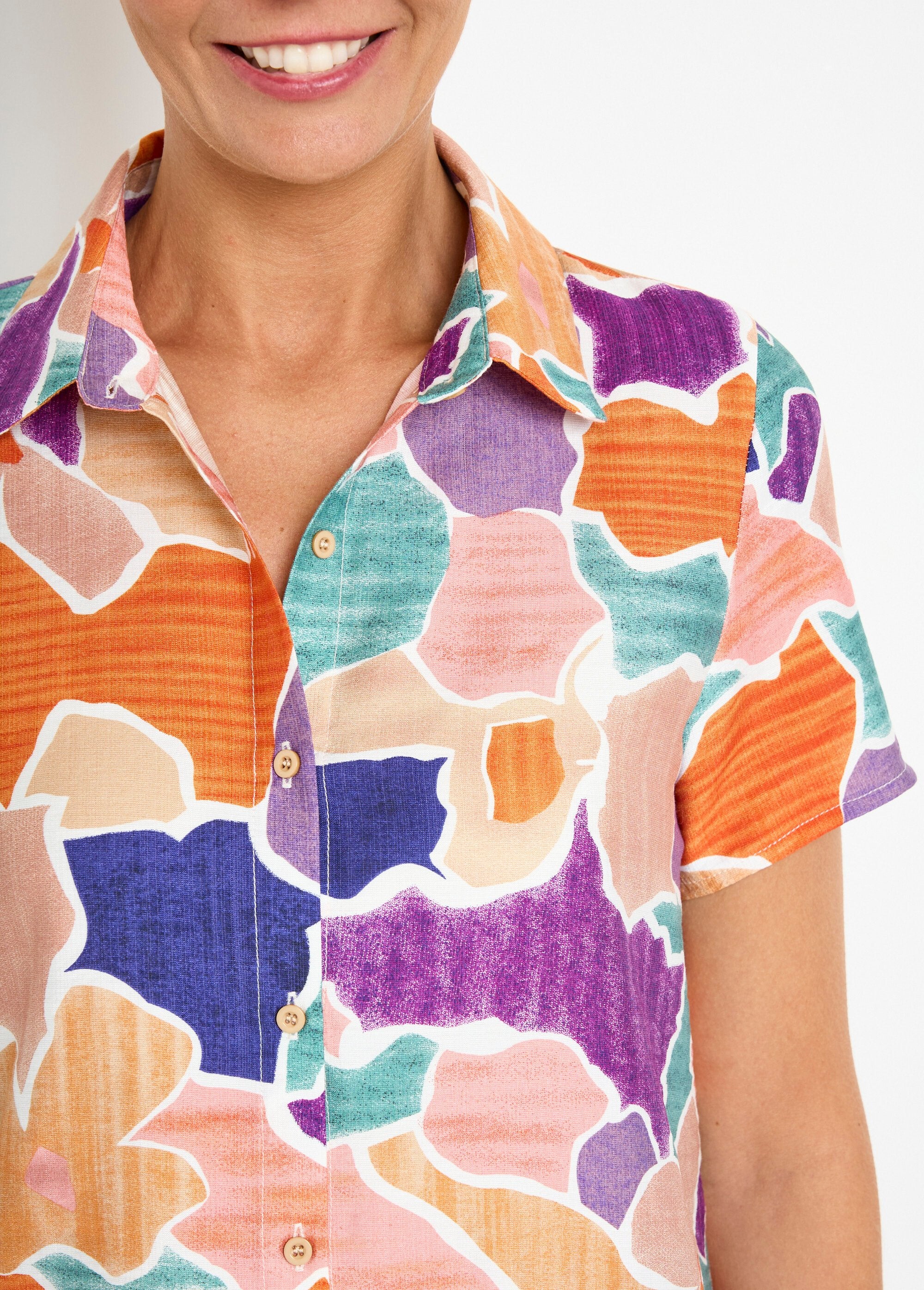 Short-sleeved_abstract_pattern_blouse_Orange_and_purple_DE1_slim