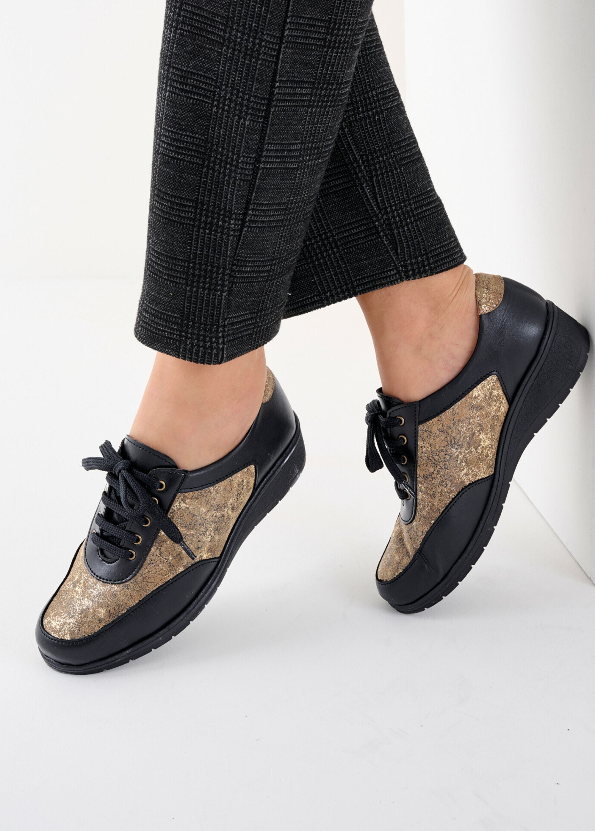 Lace-up_comfort_width_leather_derby_Black_and_gold_SF1_slim