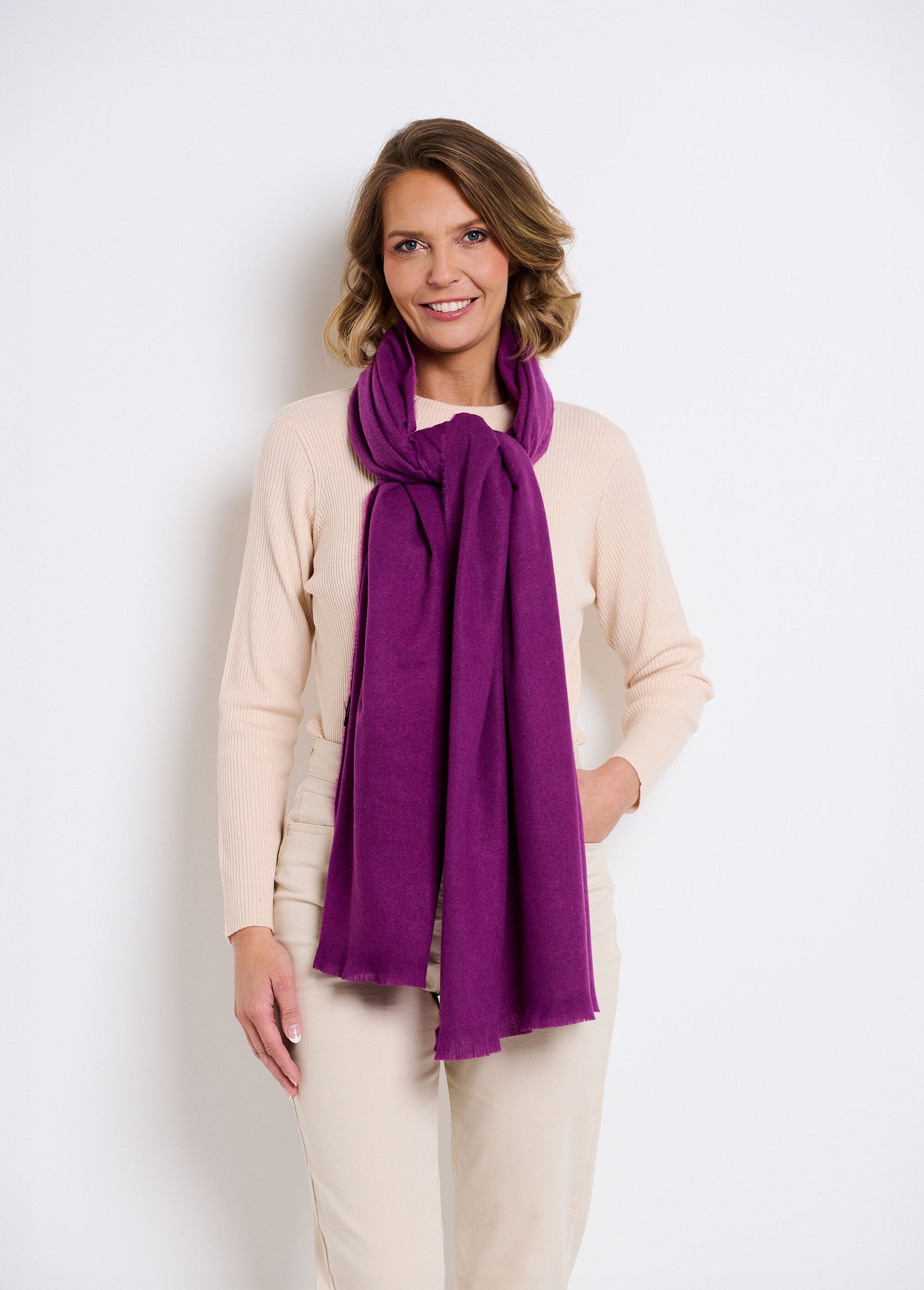 Trendy_warm_scarf_with_small_fringes_Plum_FA1_slim