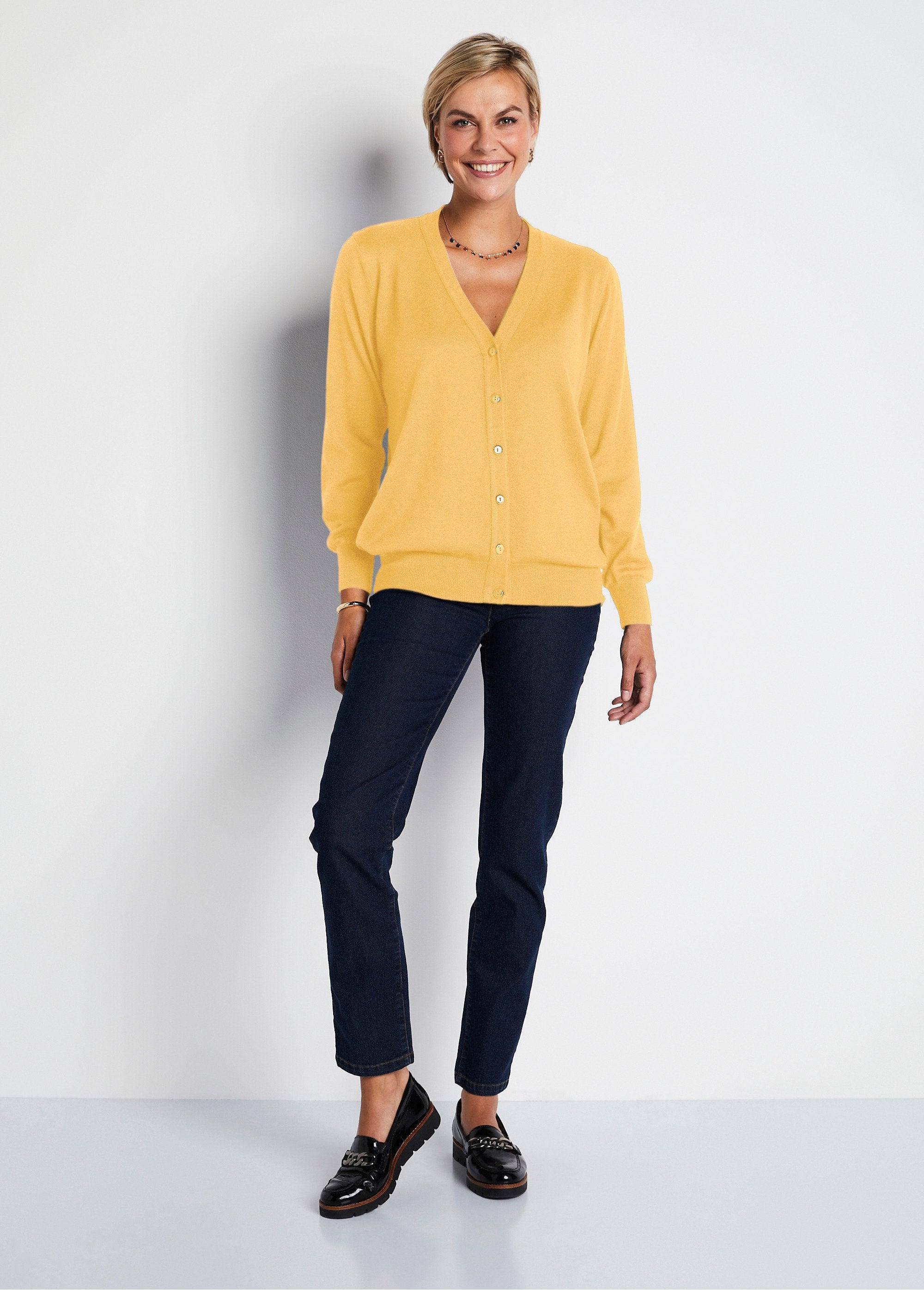 Buttoned_V-neck_cardigan_with_merino_wool_Vanilla_SF1_slim