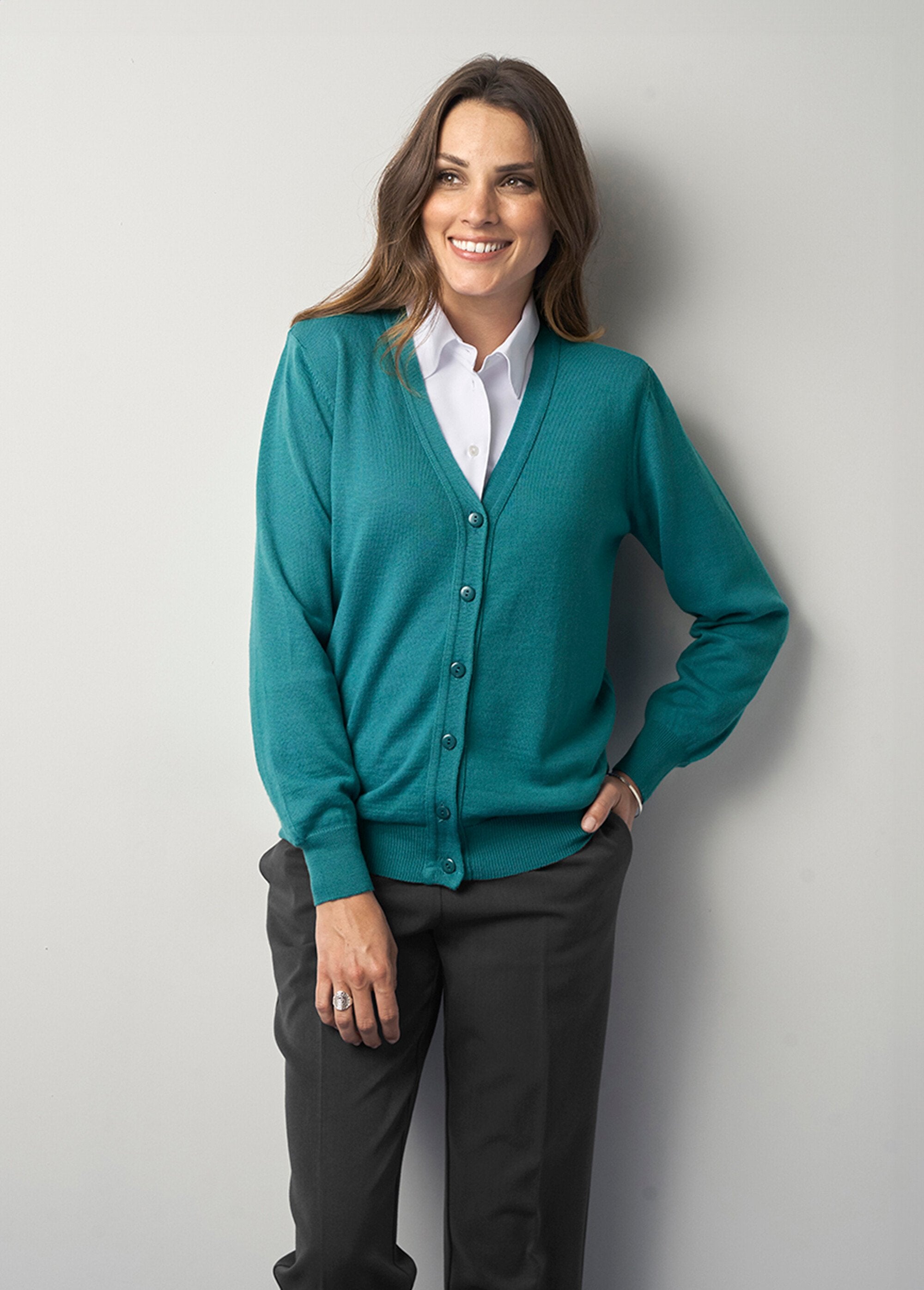 Buttoned_V-neck_cardigan_with_merino_wool_Emerald_FA1_slim