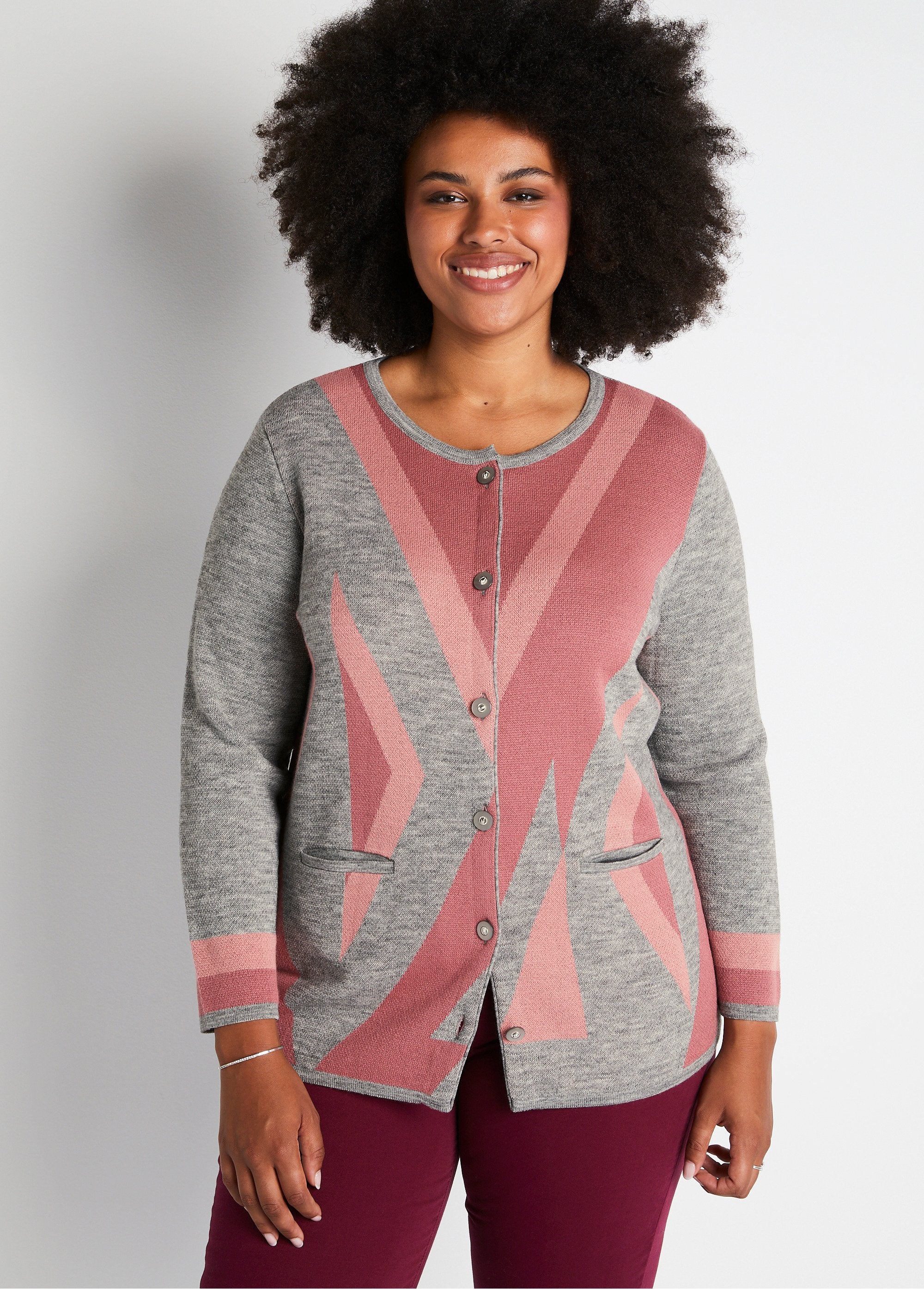 Mid-length_wool_jacquard_buttoned_cardigan_Gray_and_pink_FA1_curvy