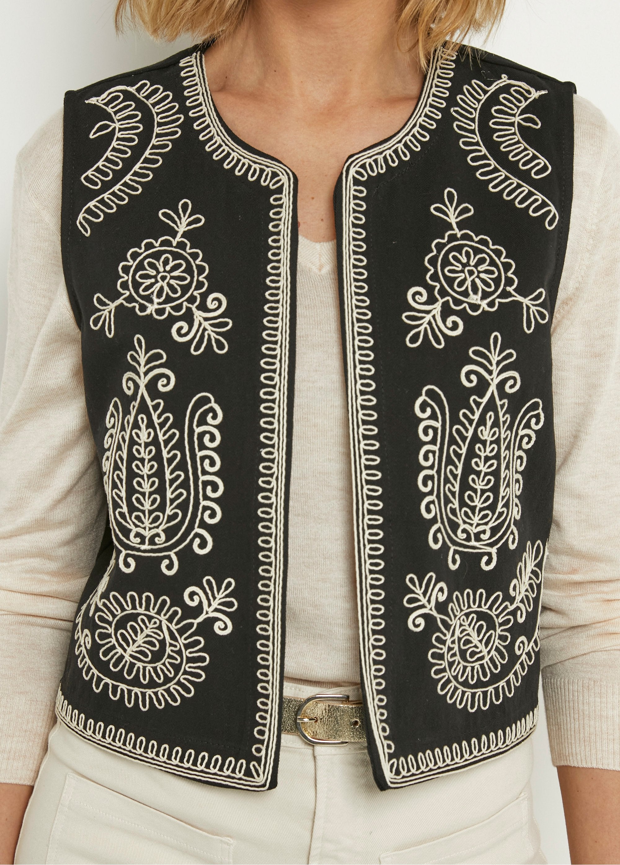 Scandinavian_style_embroidered_sleeveless_vest_Black_DE1_slim