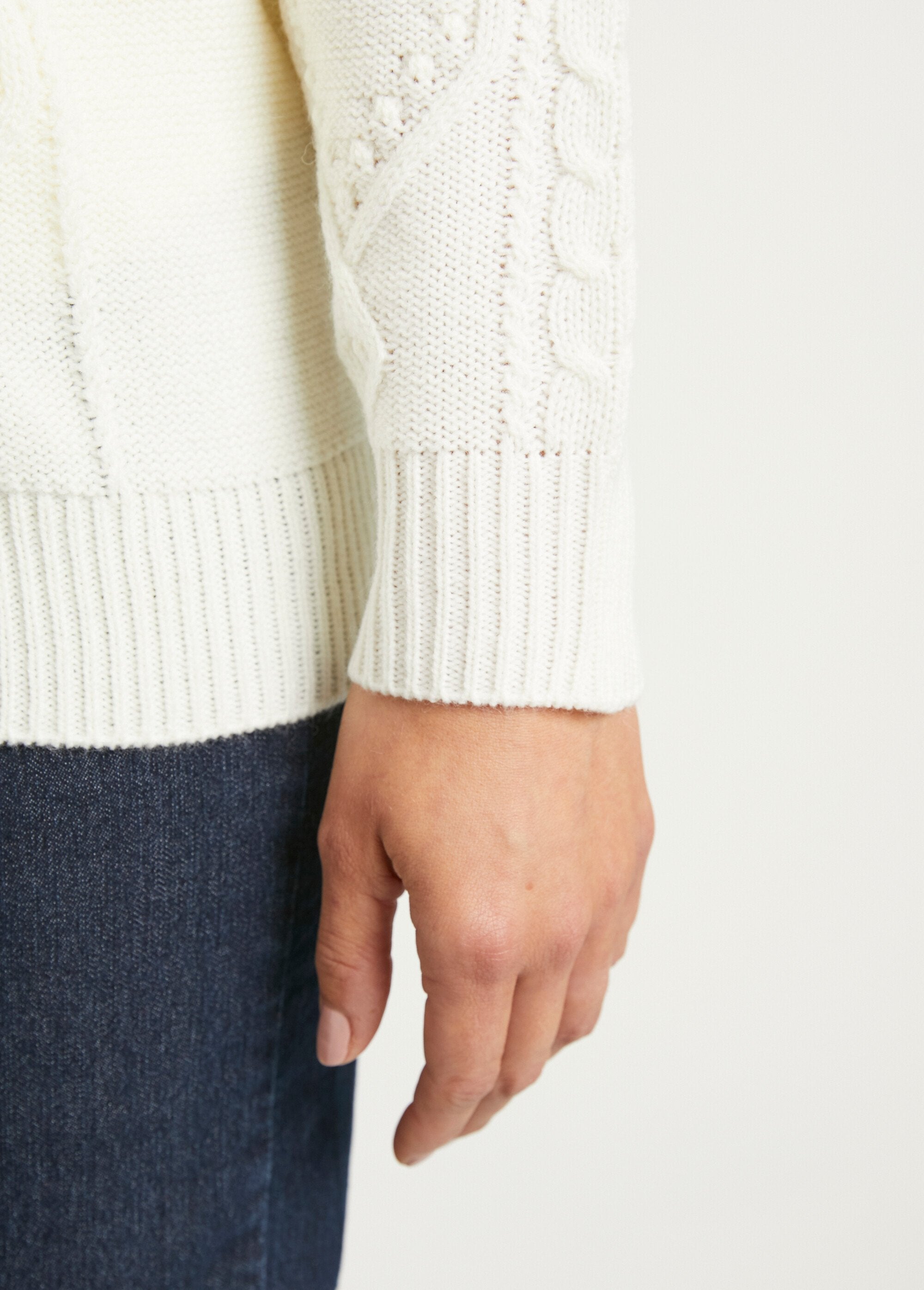 Warm_zipped_cardigan_with_cable_high_collar_Ecru_DE2_slim