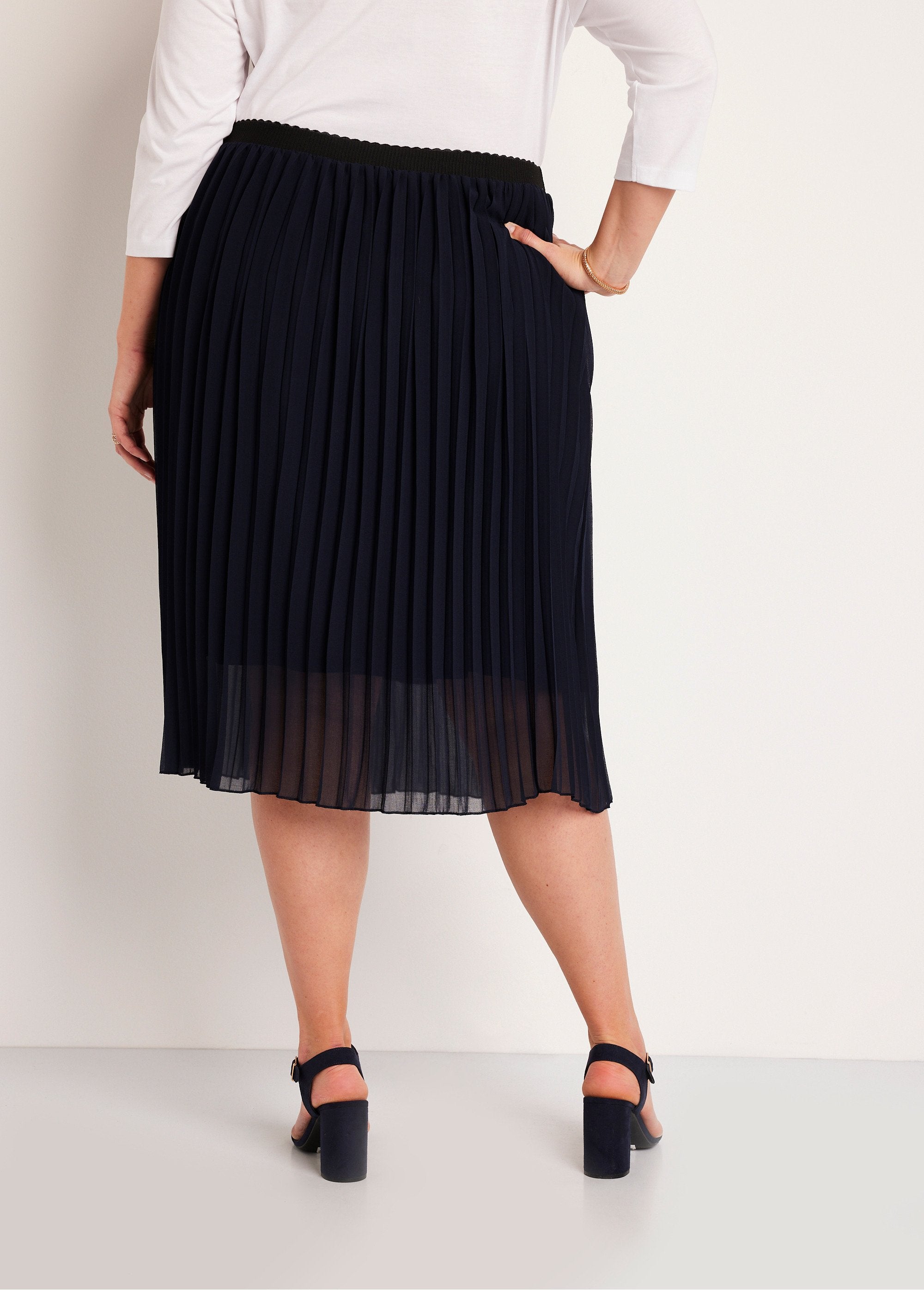 Long_plain_veil_pleated_skirt_Navy_blue_DO1_curvy