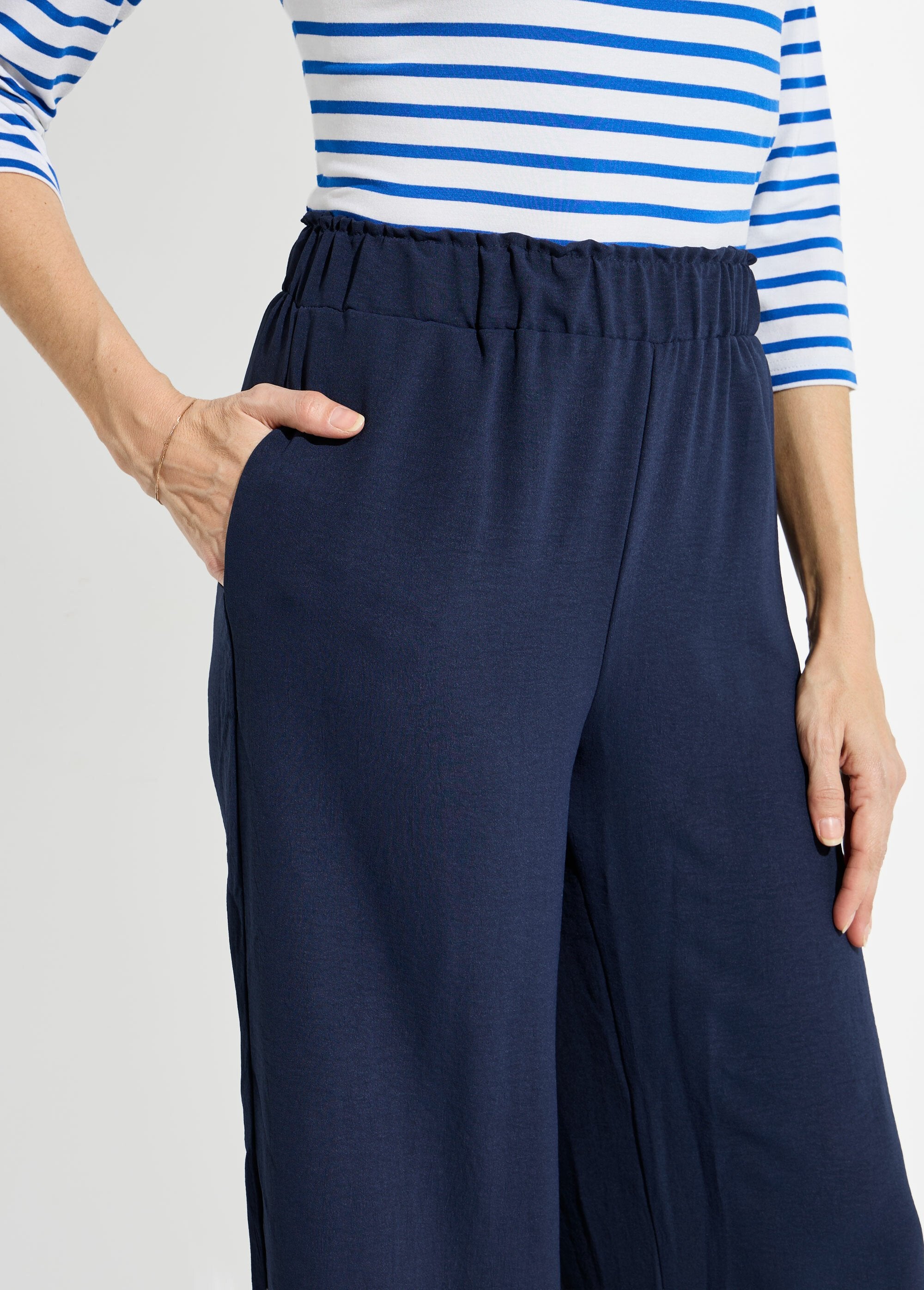 Wide-leg_flowing_crepe_trousers_Marine_DE1_slim