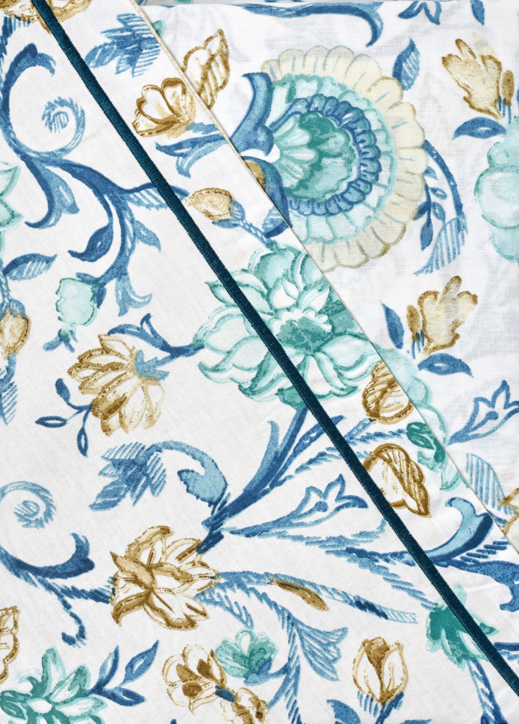 Parure_de_lit_4_pièces_avec_drap_plat,_camélias_Bleu_DO1_slim