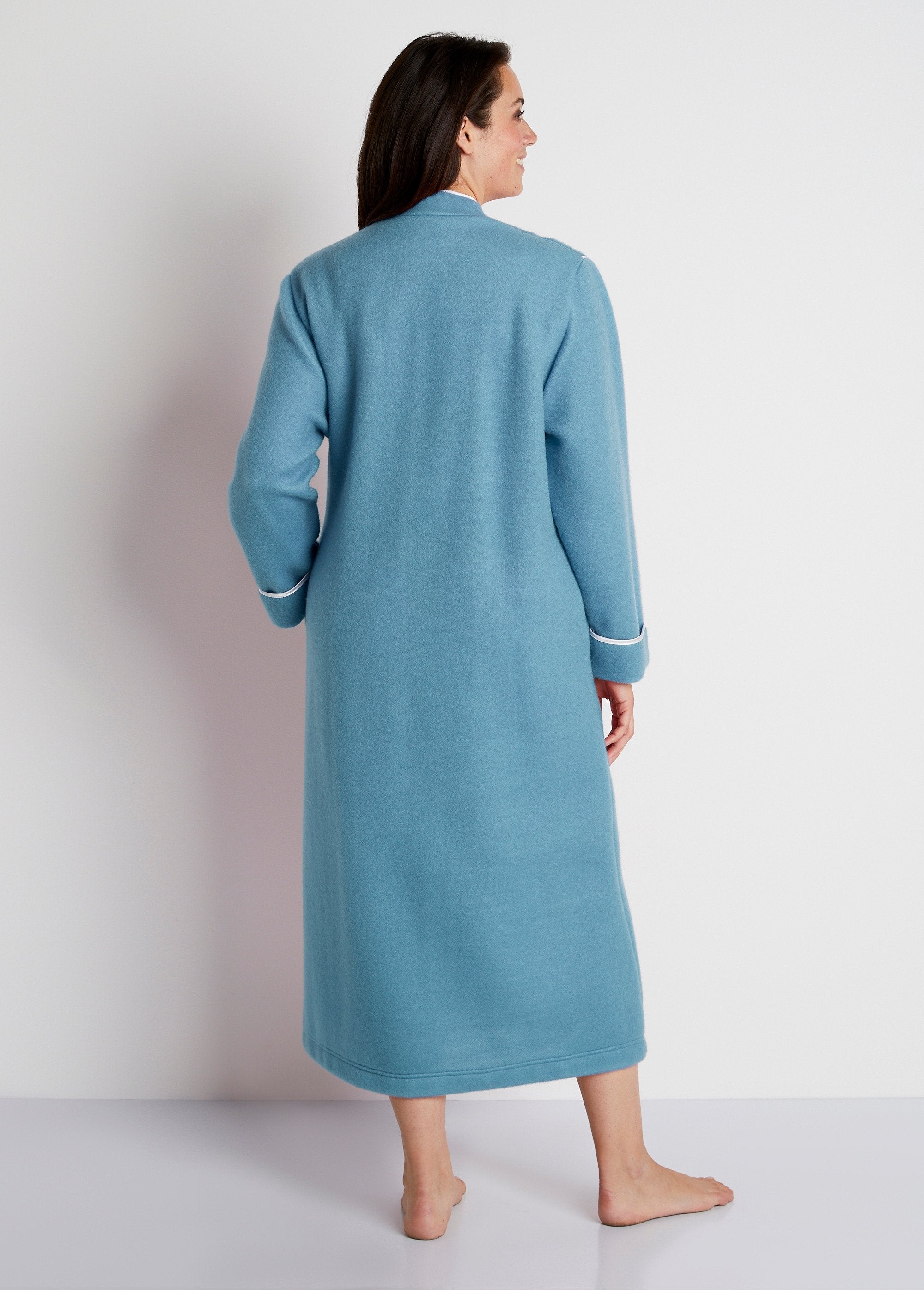 Buttoned_fleece_bathrobe_Blue_Duck_DO1_curvy