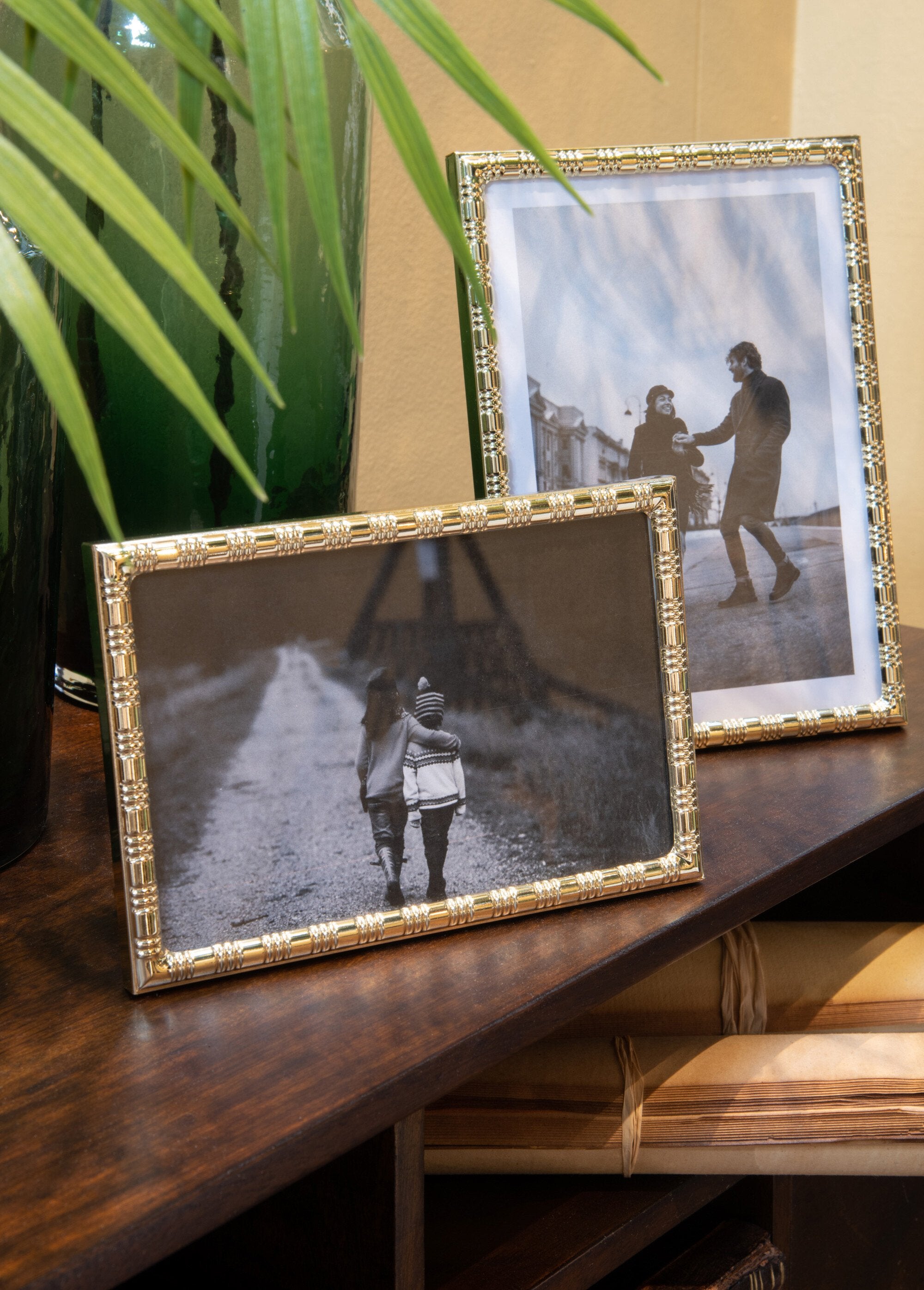 Small_rectangular_gold_photo_frame_Golden_DE1_slim