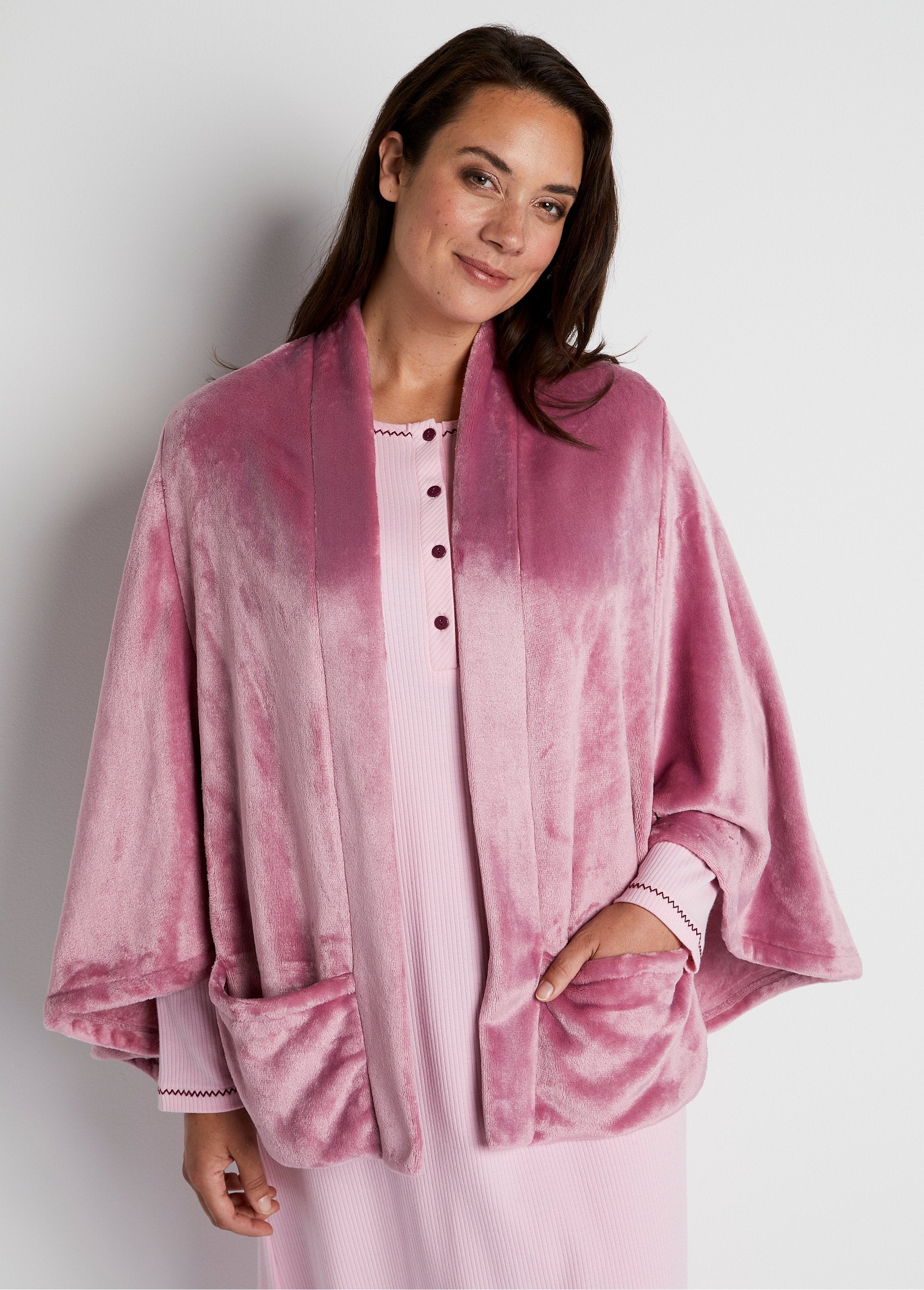 Edge-to-edge_plush_knit_poncho_Rose_the_FA1_curvy